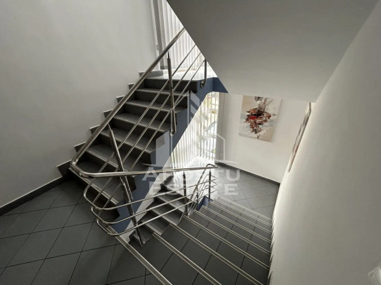Spațiu birouri 116 mp de închiriat, zona Andrei Saguna. - Agentia imobiliara APOSTU ESTATE va ofera spre inchiriere spațiu pentru birouri , de 116 mp, in zona Andrei Saguna Timisoara.

Spațiul este amplasat la etajul 1 al unei cladiri de birouri, are suprafata totala de 116 mp, compus doua încaperi .
Grupurile sanitare sunt pe holul comun al clădirii. Contorizare separata pentru curent.
In imediata apropiere a clădirii sunt disponibile locuri de parcare.
Confortul termic este asigurat de centrala proprie,a clădirii , pe gaz si calorifere.
Biroul dispune de 3 instralatii de climatizare.

Va asteptam cu drag pentru o vizionare.

CP3200818