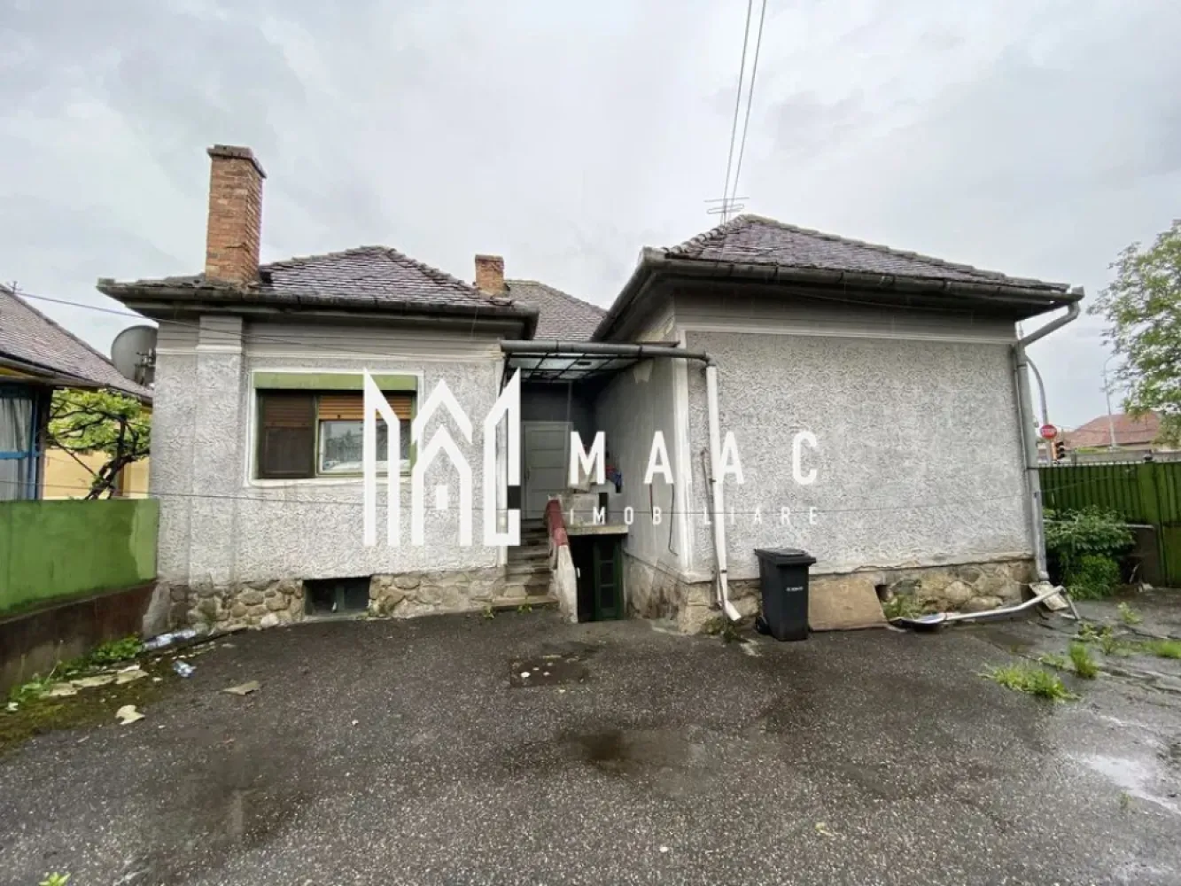 Casa Individuala I 3 Camere I Acces Auto I Trei Stejari - Se vinde o casă spațioasă, total decomandată, cu o suprafață utilă de 100 mp, amplasată pe un teren de 375 mp (inclusiv amprenta casei). Proprietatea oferă compartimentare practică, spații generoase și multiple anexe utile, fiind ideală pentru locuire sau modernizare după preferințe. Caracteristici principale: 3 camere, total decomandate Bucătărie separată Baie Suprafață utilă: 100 mp Teren total (inclusiv amprentă casă): 375 mp Pivniță spațioasă, compusă din 3 încăperi, aprox. 70 mp Pod, ideal pentru depozitare sau eventuală mansardare Garaj pentru 2 mașini în curte Detalii suplimentare: Casa este bine structurată, cu camere mari și luminoase Pivnița generoasă oferă numeroase posibilități: depozitare, cramă, atelier etc. Curtea permite acces auto, spațiu verde și zone de relaxare Podul poate fi folosit pentru depozitare suplimentară sau transformat în spațiu locuibil (în funcție de structură) Garajul pentru 2 mașini reprezintă un avantaj major, atât pentru parcare, cât și pentru protejarea vehiculelor Proprietatea este potrivită pentru familii sau pentru cei care caută o casă cu potențial mare de personalizare, situată pe un teren generos și cu anexe utile. Pentru informati si vizionari: ID: CP2823000 }}