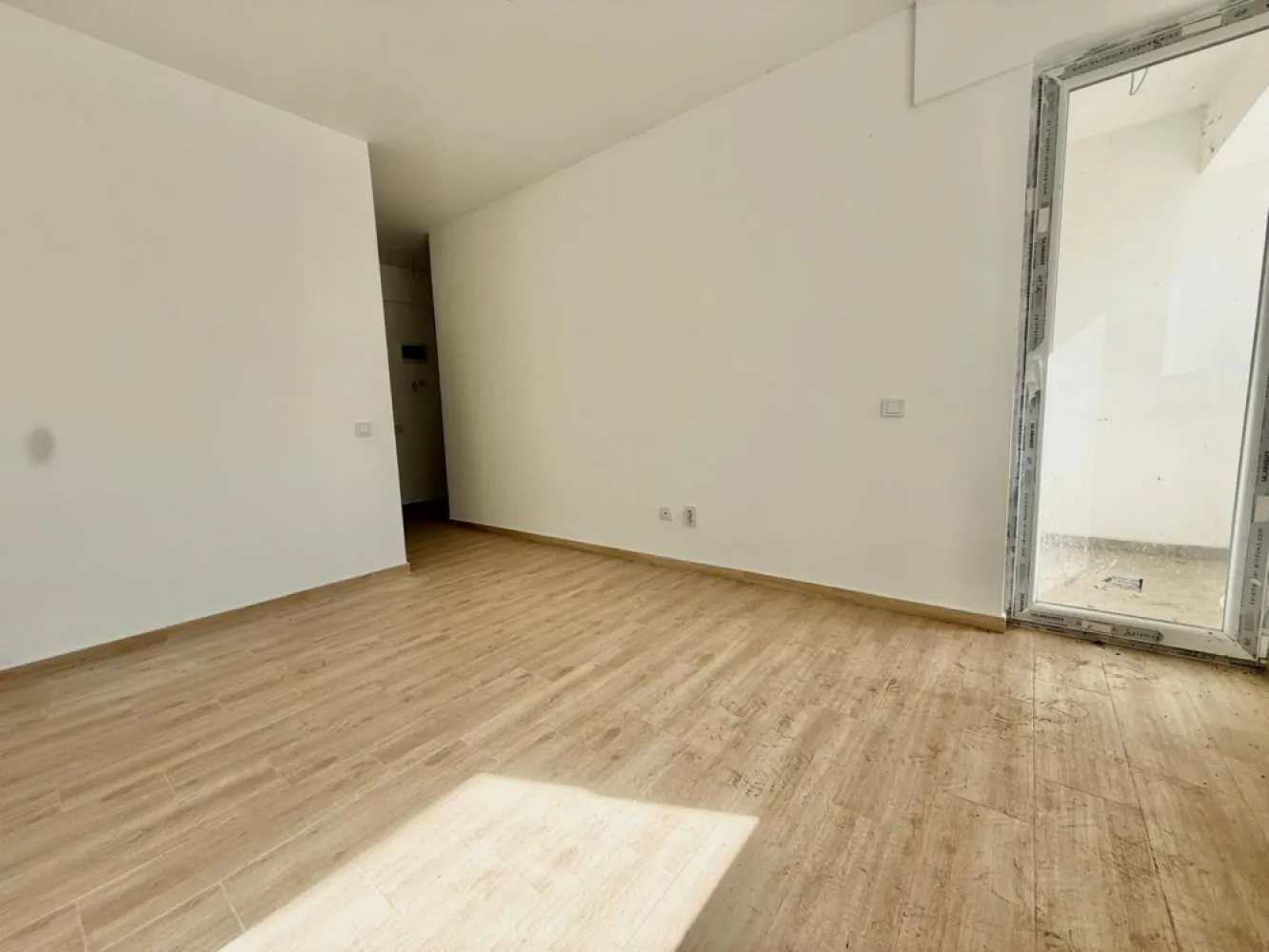 Garsoniera cartier Militari Residence - mutare imediata!! - TVA INCLUS !! Vă prezentăm o garsonieră deosebită, situată în cartierul Militari Residence, într-un bloc modern cu regim de înălțime P+3, poziționat strategic pentru a vă oferi confort și accesibilitate. Detalii proprietate: - Tip: Garsonieră - Etaj: Demisol înalt - Finalizata - mutare imediata !! - Locație: Militari Residence Avantaje: - Bloc nou, construit cu materiale de calitate, garantând un standard ridicat de confort. - Poziție excelentă, în imediata apropiere a mijloacelor de transport în comun, pentru o deplasare facilă către orice zonă a orașului. - Acces rapid la instituții educaționale (școli publice), centre comerciale, supermarketuri și mall-uri. - Zonă liniștită, ideală pentru locuit sau investiție. Acum este momentul să achiziționați locuința visurilor dumneavoastră! Contactați-ne pentru mai multe detalii și programarea unei vizionări. }}