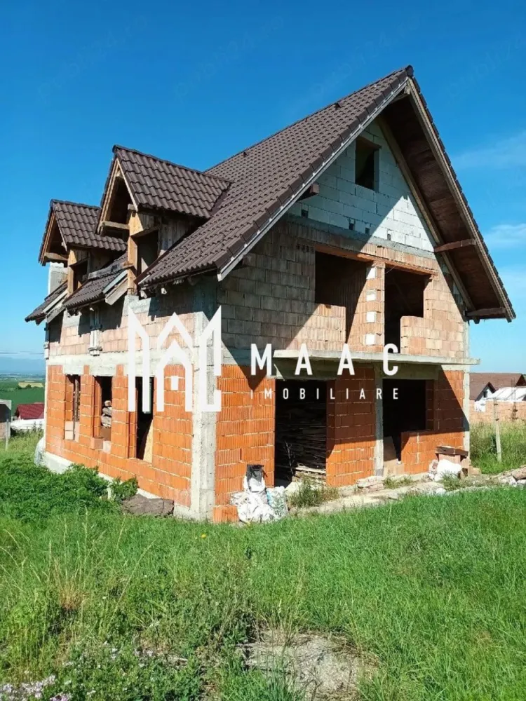 Casa 4 camere I Sura Mare I 500 MP Teren - MAAC Imobiliare vă prezintă o proprietate modernă, situată în Șura Mare, ideală pentru o familie care își dorește liniște, spațiu și confort, la doar câteva minute de Sibiu. Caracteristici generale: Suprafață utilă: aproximativ 170 mp Suprafață teren: 500 mp Regim de înălțime: Demisol + Parter + Etaj Compartimentare inteligentă: 🔹 Demisol: Pivniță – 15 mp (ideală pentru depozitare) 🔹 Parter (aprox. 80 mp): Living generos – 32 mp Bucătărie separată – 20 mp Baie Spațiu de depozitare Acces către terasă 🔹 Etaj: 3 dormitoare luminoase Baie Dressing Hol Terasă de 12 mp Balcon Utilități: Apă Canalizare Curent electric Gaz (în curs de racordare) Terenul de 500 mp oferă multiple posibilități de amenajare: grădină, zonă de relaxare sau loc de joacă. Pentru mai multe detalii și vizionări, precizati telefonic ca ati vazut anuntul cu ID:CP2992806 }}