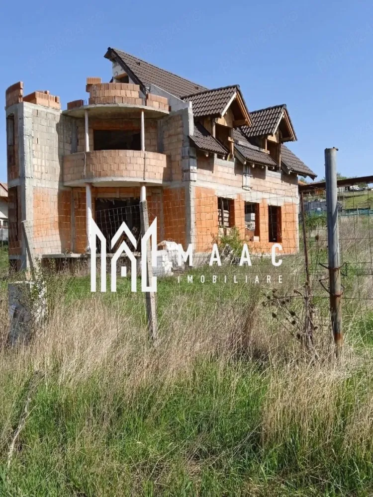 Casa 4 camere I Sura Mare I 500 MP Teren - MAAC Imobiliare vă prezintă o proprietate modernă, situată în Șura Mare, ideală pentru o familie care își dorește liniște, spațiu și confort, la doar câteva minute de Sibiu. Caracteristici generale: Suprafață utilă: aproximativ 170 mp Suprafață teren: 500 mp Regim de înălțime: Demisol + Parter + Etaj Compartimentare inteligentă: 🔹 Demisol: Pivniță – 15 mp (ideală pentru depozitare) 🔹 Parter (aprox. 80 mp): Living generos – 32 mp Bucătărie separată – 20 mp Baie Spațiu de depozitare Acces către terasă 🔹 Etaj: 3 dormitoare luminoase Baie Dressing Hol Terasă de 12 mp Balcon Utilități: Apă Canalizare Curent electric Gaz (în curs de racordare) Terenul de 500 mp oferă multiple posibilități de amenajare: grădină, zonă de relaxare sau loc de joacă. Pentru mai multe detalii și vizionări, precizati telefonic ca ati vazut anuntul cu ID:CP2992806 }}