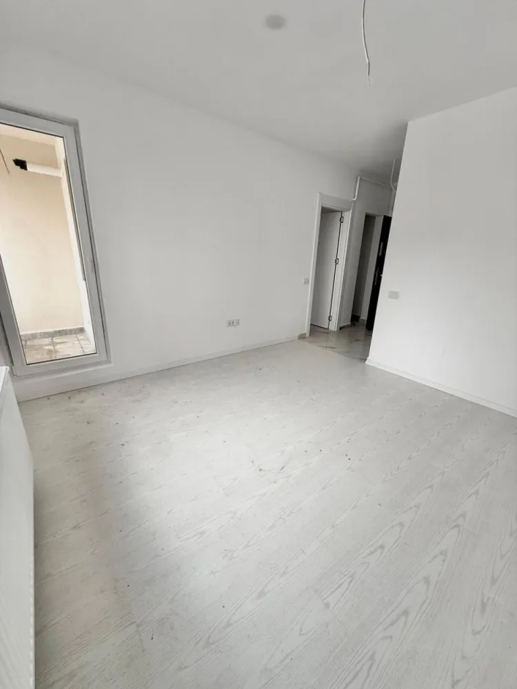 Garsoniera cartier Militari Residence- mutare imediata!! - TVA INCLUS !! Vă prezentăm o garsonieră deosebită, situată în cartierul Militari Residence, într-un bloc modern cu regim de înălțime P+6, poziționat strategic pentru a vă oferi confort și accesibilitate. Detalii proprietate: - Tip: Garsonieră - Etaj: 1 - Finalizata - mutare imediata !! - Locație: Militari Residence Avantaje: - Bloc nou, construit cu materiale de calitate, garantând un standard ridicat de confort. - Poziție excelentă, în imediata apropiere a mijloacelor de transport în comun, pentru o deplasare facilă către orice zonă a orașului. - Acces rapid la instituții educaționale (școli publice), centre comerciale, supermarketuri și mall-uri. - Zonă liniștită, ideală pentru locuit sau investiție. Acum este momentul să achiziționați locuința visurilor dumneavoastră! Contactați-ne pentru mai multe detalii și programarea unei vizionări. }}