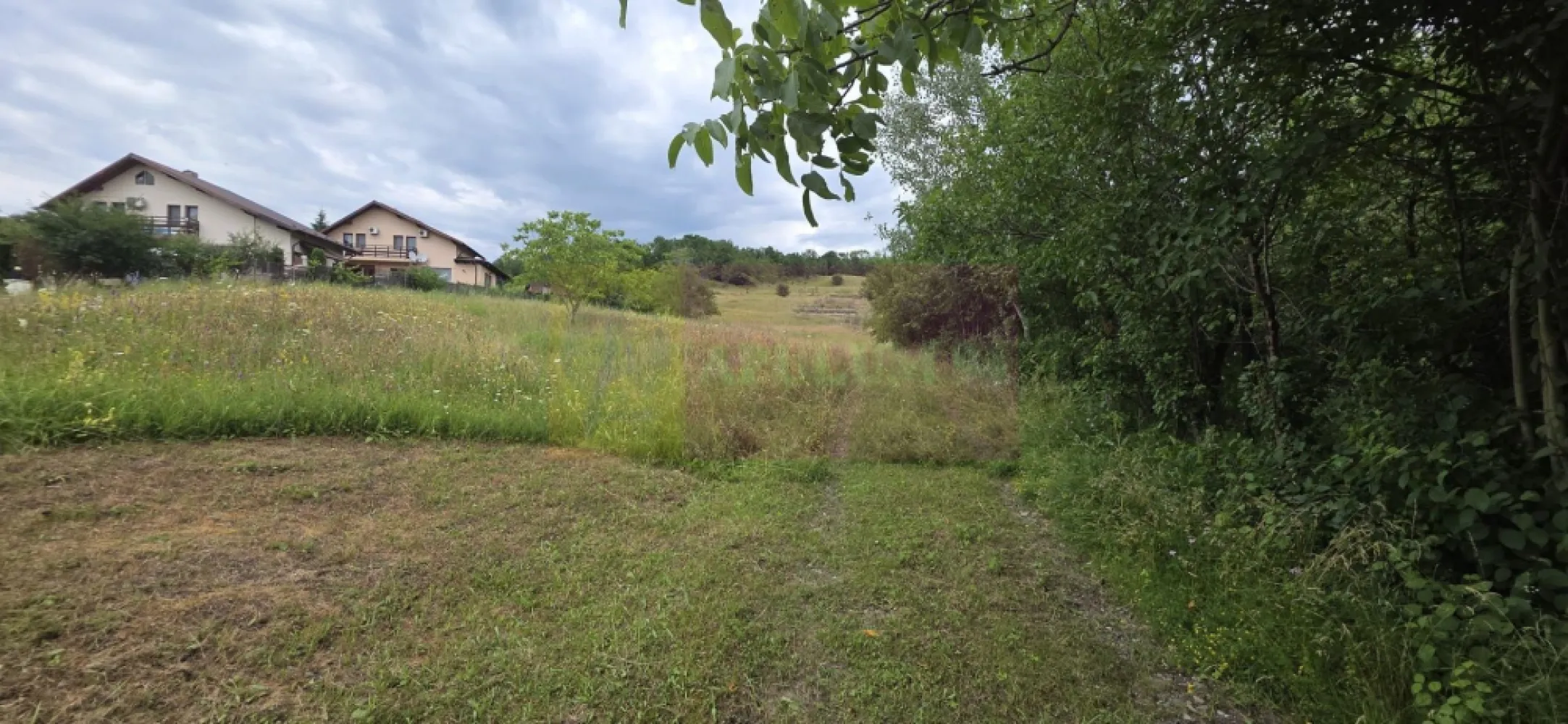 Teren de vanzare in Campina, Muscel - Teren intravilan de vânzare în Câmpina – Zona Muscel | 871 mp | Priveliște superbă

Agenția Imobiliară Mervani vă propune spre vânzare un teren intravilan situat în municipiul Câmpina, în zona Muscel – una dintre cele mai apreciate și căutate zone rezidențiale, recunoscută pentru liniște, aer curat și peisajele deosebite.

Proprietatea are o suprafață de 871 mp, la care se adaugă cotă parte din drumul de acces, fiind o alegere ideală pentru construirea unei case de vacanță sau a unei locuințe permanente într-un cadru natural deosebit.

Amplasarea pe Dealul Muscel oferă terenului un avantaj aparte: intimitate, panoramă spectaculoasă și deschidere către natură. Datorită poziției și înclinației naturale, viitoarea construcție poate beneficia de o arhitectură modernă, cu terase și suprafețe vitrate orientate către priveliște.

Accesul se realizează din strada publică asfaltată pe un drum de pământ privat, unde sunt amplasate 4 loturi de teren, primul lot fiind deja construit.

La strada principală se regăsesc toate utilitățile necesare:
- apă
- gaze naturale
- energie electrică
- canalizare
- CATV și internet

Zona Muscel este apreciată pentru vilele și casele deosebite, fiind una dintre zonele premium ale orașului Câmpina, potrivită pentru cei care caută liniște, confort și apropiere de natură.

O proprietate cu potențial ridicat, ideală pentru o casă cu vedere panoramică într-una dintre cele mai frumoase zone ale Câmpinei.
Agentia Imobiliara Mervani - 0729.935.536