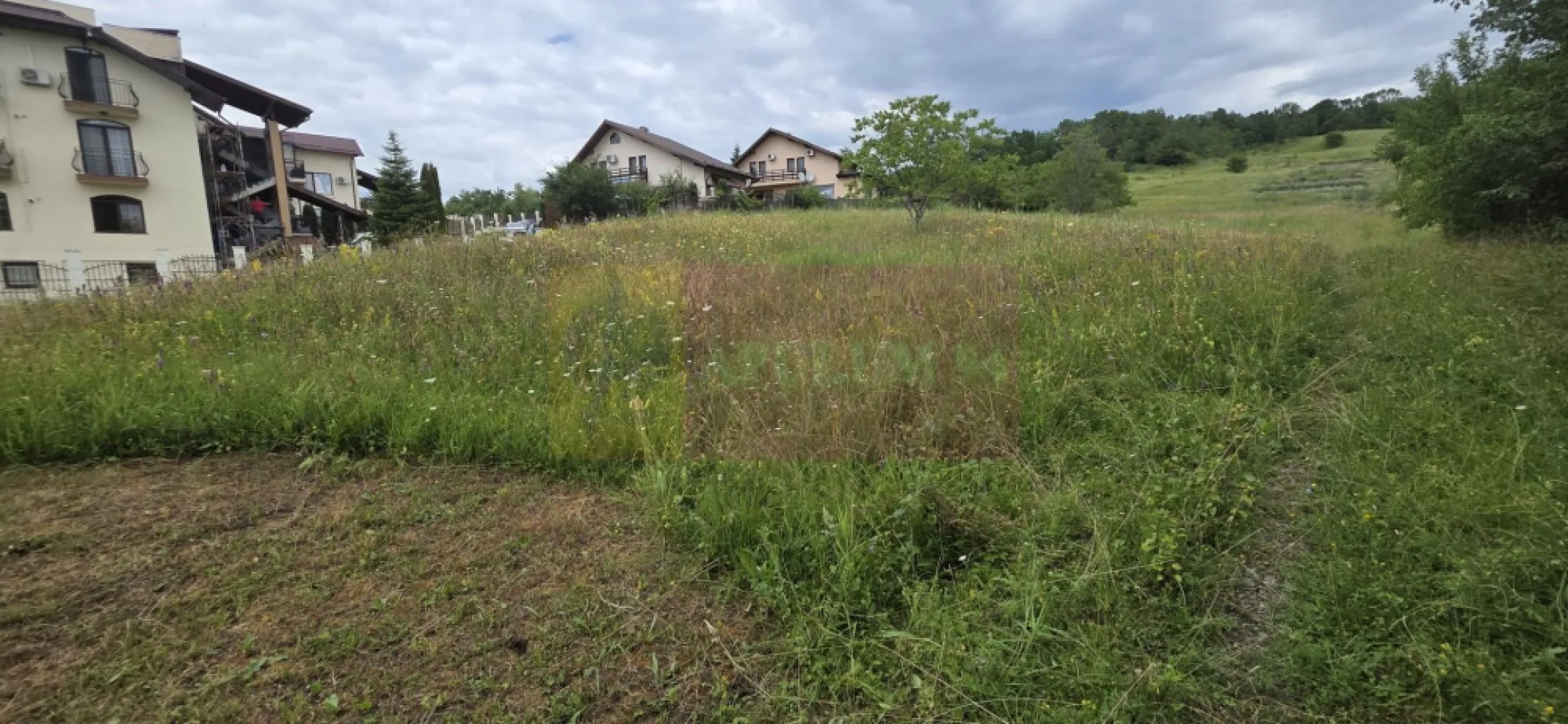 Teren de vanzare in Campina, Muscel - Teren intravilan de vânzare în Câmpina – Zona Muscel | 871 mp | Priveliște superbă

Agenția Imobiliară Mervani vă propune spre vânzare un teren intravilan situat în municipiul Câmpina, în zona Muscel – una dintre cele mai apreciate și căutate zone rezidențiale, recunoscută pentru liniște, aer curat și peisajele deosebite.

Proprietatea are o suprafață de 871 mp, la care se adaugă cotă parte din drumul de acces, fiind o alegere ideală pentru construirea unei case de vacanță sau a unei locuințe permanente într-un cadru natural deosebit.

Amplasarea pe Dealul Muscel oferă terenului un avantaj aparte: intimitate, panoramă spectaculoasă și deschidere către natură. Datorită poziției și înclinației naturale, viitoarea construcție poate beneficia de o arhitectură modernă, cu terase și suprafețe vitrate orientate către priveliște.

Accesul se realizează din strada publică asfaltată pe un drum de pământ privat, unde sunt amplasate 4 loturi de teren, primul lot fiind deja construit.

La strada principală se regăsesc toate utilitățile necesare:
- apă
- gaze naturale
- energie electrică
- canalizare
- CATV și internet

Zona Muscel este apreciată pentru vilele și casele deosebite, fiind una dintre zonele premium ale orașului Câmpina, potrivită pentru cei care caută liniște, confort și apropiere de natură.

O proprietate cu potențial ridicat, ideală pentru o casă cu vedere panoramică într-una dintre cele mai frumoase zone ale Câmpinei.
Agentia Imobiliara Mervani - 0729.935.536