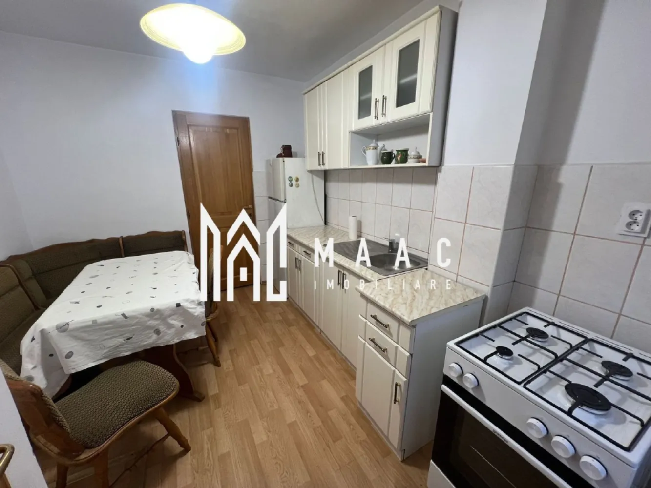 Apartament 4 camere | 100MPU | Balcon | Valea Aurie - MAAC Imobiliare vă propune spre închiriere un apartament cu 4 camere situat în cartierul Valea Aurie, într-o zonă liniștită și în continuă dezvoltare, apreciată pentru accesul facil către principalele puncte de interes ale orașului și pentru cadrul rezidențial modern. Locuința dispune de o suprafață utilă de 100 mp, fiind luminoasă și bine compartimentată, ideală pentru un stil de viață confortabil. Apartamentul beneficiază de balcon, centrală termică proprie și bucătărie mobilată, oferind condiții optime pentru locuire pe termen lung. Detalii și compartimentare: -suprafață utilă de 100 mp -2 dormitoare cu pat matrimonial -bucătărie mobilată -balcon -centrală proprie -mașină de spălat Nu se acceptă animale de companie și nu se acceptă fumători. Se percepe o garanție în cuantum de 500 euro. Perioada minimă de închiriere este de 12 luni. Pentru mai multe detalii, vă rugăm să menționați CP2989027 la telefon. }}