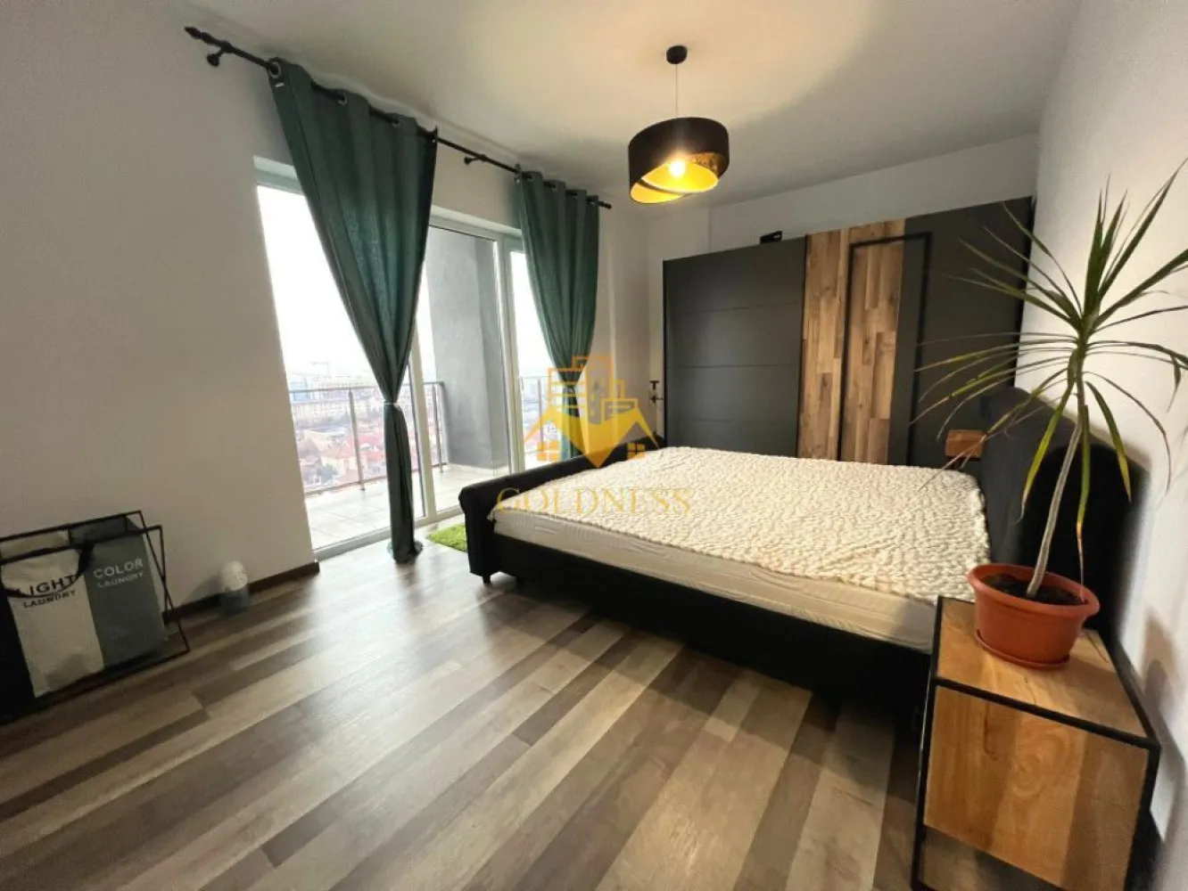 Penthouse, 4 camere, modern, garaj, Iris, Oasului Zona Revo, Auchan - GOLDNESS Imobiliare vă propune spre închiriere un apartament cu 4 camere complet mobilat și utilat, la etajul 10 într-un imobil de 10 etaje, în Cartierul Iris. Dispune de 2 locuri de parcare! Se află în apropierea stațiilor de transport în comun, magazine, restaurante, spații verzi, farmacii, etc. Apartamentul este compartimentat astfel: - dormitor cu pat matrimonial, dressing, noptiere - dormitor cu pat matrimonial, dressing, noptiere - dormitor cu canapea extensibila, spatiu pentru depozitare - living cu bucatarie open space complet utilată și mobilată, canapea extensibilă, loc de servit masa - baie cu cabina de dus, calorifer port prosop și dulap pentru depozitare. - baie de serviciu - terasa de 45 mp. Imobilul este dotat cu toate cele necesare- centrală proprie, frigider, aragaz, hotă, mașină de spălat haine, etc. Dacă sunteți interesați de acest apartament și doriți să îl vizionați, dar și pentru alte oferte nu ezitați să ne contactați telefonic sau prin e-mail. Vă stăm la dispoziție! Pentru intermediere se percepe un comision de 50% din prețul chiriei! }}