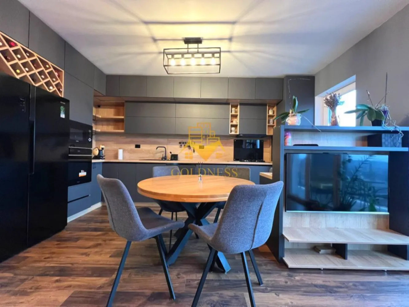 Penthouse, 4 camere, modern, garaj, Iris, Oasului Zona Revo, Auchan - GOLDNESS Imobiliare vă propune spre închiriere un apartament cu 4 camere complet mobilat și utilat, la etajul 10 într-un imobil de 10 etaje, în Cartierul Iris. Dispune de 2 locuri de parcare! Se află în apropierea stațiilor de transport în comun, magazine, restaurante, spații verzi, farmacii, etc. Apartamentul este compartimentat astfel: - dormitor cu pat matrimonial, dressing, noptiere - dormitor cu pat matrimonial, dressing, noptiere - dormitor cu canapea extensibila, spatiu pentru depozitare - living cu bucatarie open space complet utilată și mobilată, canapea extensibilă, loc de servit masa - baie cu cabina de dus, calorifer port prosop și dulap pentru depozitare. - baie de serviciu - terasa de 45 mp. Imobilul este dotat cu toate cele necesare- centrală proprie, frigider, aragaz, hotă, mașină de spălat haine, etc. Dacă sunteți interesați de acest apartament și doriți să îl vizionați, dar și pentru alte oferte nu ezitați să ne contactați telefonic sau prin e-mail. Vă stăm la dispoziție! Pentru intermediere se percepe un comision de 50% din prețul chiriei! }}