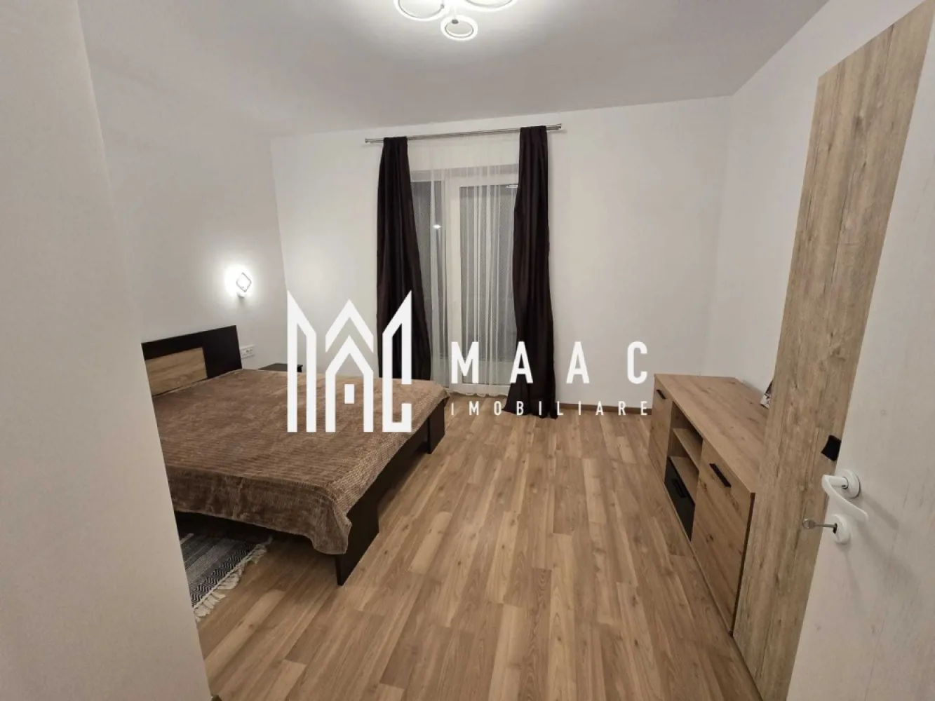 Apartament 3 Camere I Loc de parcare I Valletta Park - MAAC Imobiliare vă propune spre închiriere un apartament cu 3 camere, situat la etajul 1 al unui imobil din zona Calea Șurii Mici, o zonă în dezvoltare, cu acces facil către principalele puncte de interes ale orașului. Locuința oferă un spațiu bine organizat, ideal pentru un stil de viață confortabil. Apartamentul este complet mobilat și utilat, fiind pregătit pentru mutare imediată, și beneficiază de un loc de parcare inclus, precum și de lift în imobil. Compartimentare: -living -bucătărie open-space mobilată -2 dormitoare, dintre care unul matrimonial -2 băi (cabina de duș și cadă) -balcon spațios Dotări: -mașină de spălat -aragaz -frigider -centrală proprie -hotă -cabină de duș -cadă Condiții de închiriere: -nu se acceptă animale de companie -nu se acceptă fumători -perioadă minimă de închiriere de 12 luni -disponibil imediat -se percepe garanție în cuantumul unei chirii lunare Pentru mai multe detalii, vă rugăm să menționați CP2987967 la telefon. }}