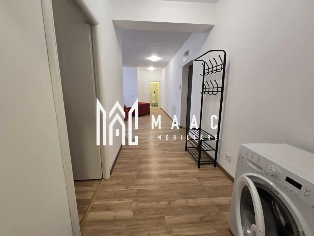 Apartament 3 Camere I Loc de parcare I Valletta Park - MAAC Imobiliare vă propune spre închiriere un apartament cu 3 camere, situat la etajul 1 al unui imobil din zona Calea Șurii Mici, o zonă în dezvoltare, cu acces facil către principalele puncte de interes ale orașului. Locuința oferă un spațiu bine organizat, ideal pentru un stil de viață confortabil. Apartamentul este complet mobilat și utilat, fiind pregătit pentru mutare imediată, și beneficiază de un loc de parcare inclus, precum și de lift în imobil. Compartimentare: -living -bucătărie open-space mobilată -2 dormitoare, dintre care unul matrimonial -2 băi (cabina de duș și cadă) -balcon spațios Dotări: -mașină de spălat -aragaz -frigider -centrală proprie -hotă -cabină de duș -cadă Condiții de închiriere: -nu se acceptă animale de companie -nu se acceptă fumători -perioadă minimă de închiriere de 12 luni -disponibil imediat -se percepe garanție în cuantumul unei chirii lunare Pentru mai multe detalii, vă rugăm să menționați CP2987967 la telefon. }}