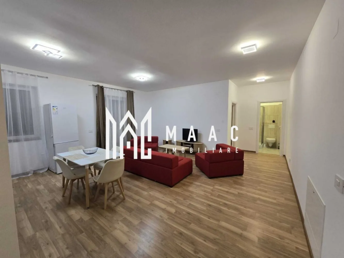 Apartament 3 Camere I Loc de parcare I Valletta Park - MAAC Imobiliare vă propune spre închiriere un apartament cu 3 camere, situat la etajul 1 al unui imobil din zona Calea Șurii Mici, o zonă în dezvoltare, cu acces facil către principalele puncte de interes ale orașului. Locuința oferă un spațiu bine organizat, ideal pentru un stil de viață confortabil. Apartamentul este complet mobilat și utilat, fiind pregătit pentru mutare imediată, și beneficiază de un loc de parcare inclus, precum și de lift în imobil. Compartimentare: -living -bucătărie open-space mobilată -2 dormitoare, dintre care unul matrimonial -2 băi (cabina de duș și cadă) -balcon spațios Dotări: -mașină de spălat -aragaz -frigider -centrală proprie -hotă -cabină de duș -cadă Condiții de închiriere: -nu se acceptă animale de companie -nu se acceptă fumători -perioadă minimă de închiriere de 12 luni -disponibil imediat -se percepe garanție în cuantumul unei chirii lunare Pentru mai multe detalii, vă rugăm să menționați CP2987967 la telefon. }}