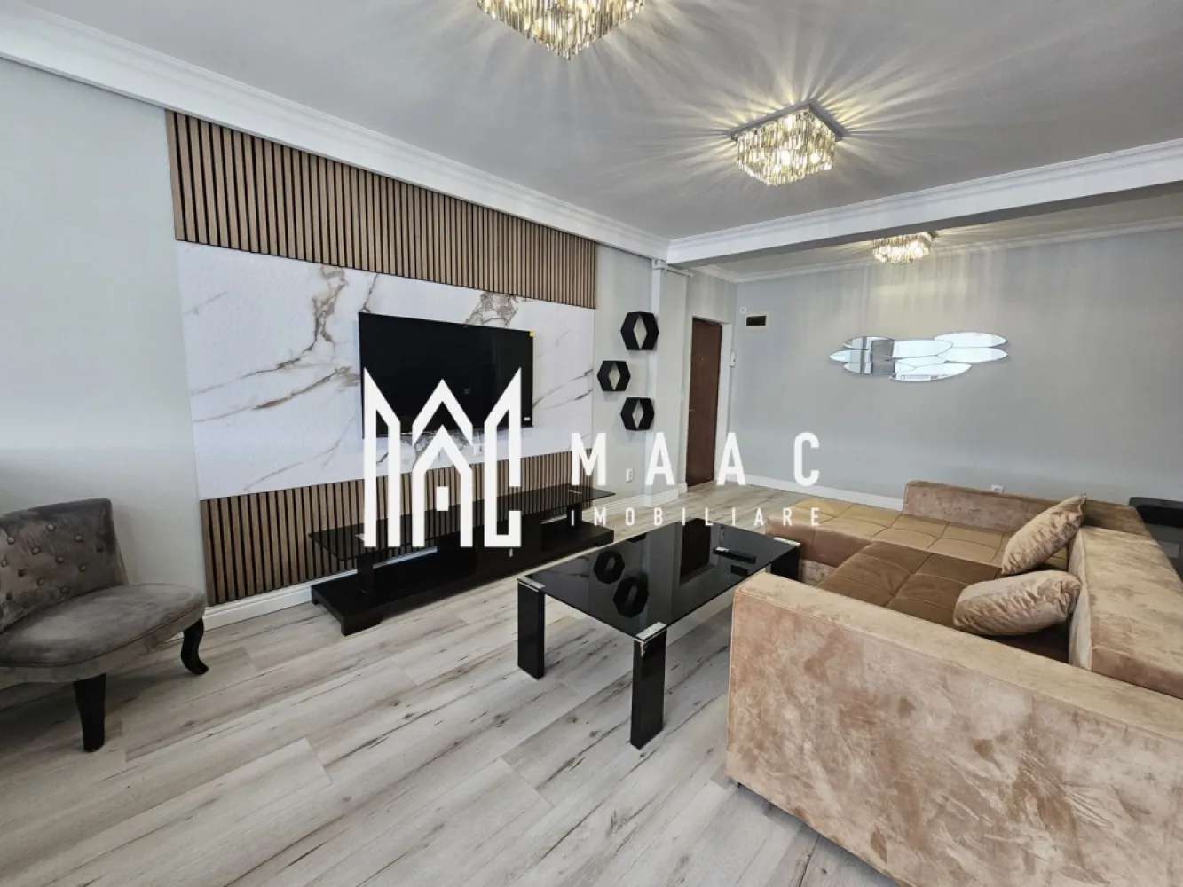 Apartament 2 camere | Etaj 3 | Parcare subterana | Central - MAAC Imobiliare vă propune spre vânzare un apartament modern cu 2 camere, in apropierea pietei Cibin, situat la doar 5 minute de mers pe jos de Piața Mare. Apartamentul are o suprafață utilă de 51 mp și este amplasat la etajul 3 al unei vile cu 3 etaje, construită în anul 2013. Locuința a fost complet renovată, fiind pregătită pentru mutare imediată, cu finisaje și mobilier noi. Compartimentarea este practică și: living luminos cu bucătărie open space dormitor confortabil baie balcon închis și izolat termic Imobilul beneficiază de curte interioară închisă, cu poartă automată cu telecomandă, oferind un plus de siguranță și intimitate. De asemenea, proprietatea include loc de parcare subteran. Apartamentul se vinde complet mobilat și utilat, fiind dotat cu: mașină de spălat haine mașină de spălat vase plită electrică cuptor cuptor cu microunde frigider centrală termică proprie TV Smart nou (140 cm) colțar și pat noi Datorită poziției excelente, la câteva minute de centrul istoric, proprietatea este ideală atât pentru locuință personală, cât și pentru investiție în regim hotelier sau închiriere pe termen lung. Pentru mai multe detalii sau pentru programarea unei vizionări, contactați echipa MAAC Imobiliare. ID: CP2987739. }}