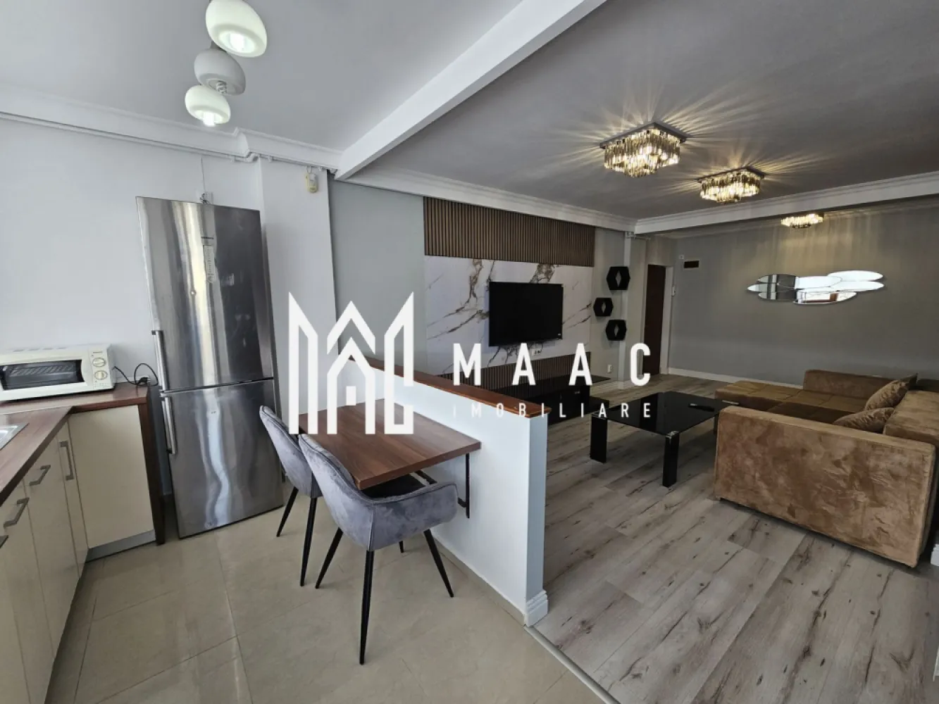 Apartament 2 camere | Etaj 3 | Parcare subterana | Central - MAAC Imobiliare vă propune spre vânzare un apartament modern cu 2 camere, in apropierea pietei Cibin, situat la doar 5 minute de mers pe jos de Piața Mare. Apartamentul are o suprafață utilă de 51 mp și este amplasat la etajul 3 al unei vile cu 3 etaje, construită în anul 2013. Locuința a fost complet renovată, fiind pregătită pentru mutare imediată, cu finisaje și mobilier noi. Compartimentarea este practică și: living luminos cu bucătărie open space dormitor confortabil baie balcon închis și izolat termic Imobilul beneficiază de curte interioară închisă, cu poartă automată cu telecomandă, oferind un plus de siguranță și intimitate. De asemenea, proprietatea include loc de parcare subteran. Apartamentul se vinde complet mobilat și utilat, fiind dotat cu: mașină de spălat haine mașină de spălat vase plită electrică cuptor cuptor cu microunde frigider centrală termică proprie TV Smart nou (140 cm) colțar și pat noi Datorită poziției excelente, la câteva minute de centrul istoric, proprietatea este ideală atât pentru locuință personală, cât și pentru investiție în regim hotelier sau închiriere pe termen lung. Pentru mai multe detalii sau pentru programarea unei vizionări, contactați echipa MAAC Imobiliare. ID: CP2987739. }}
