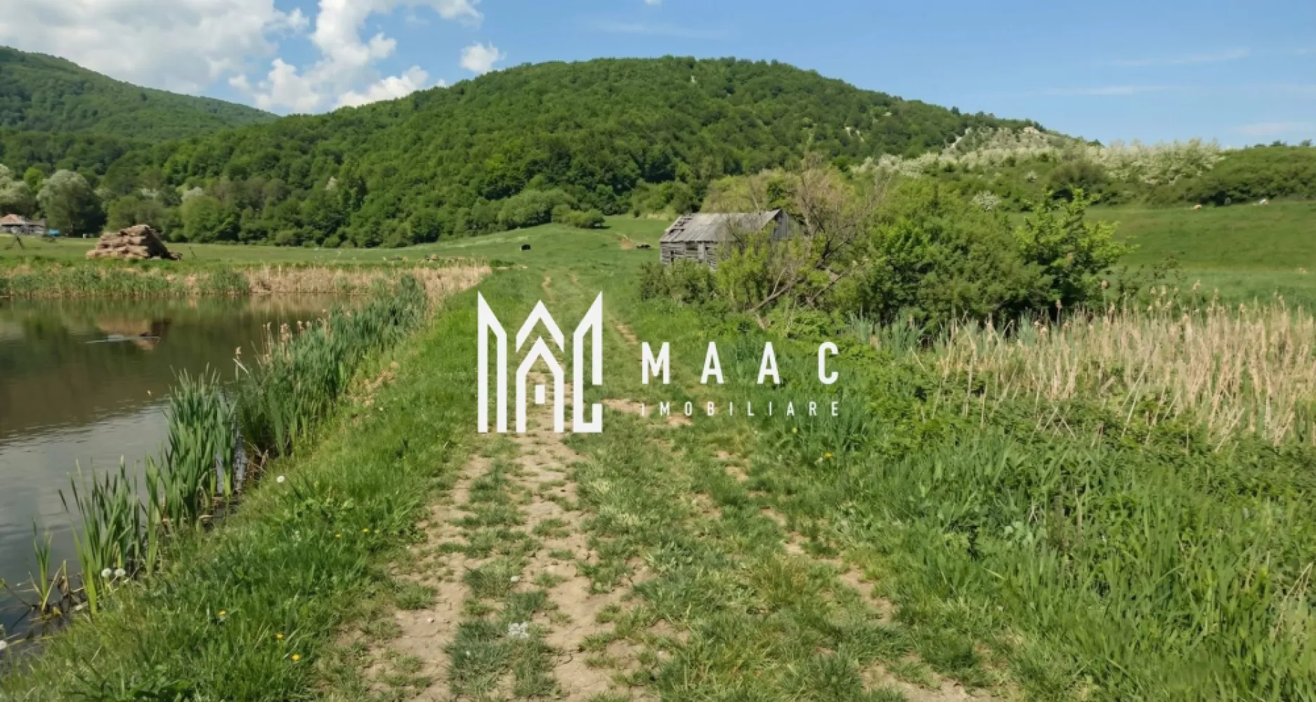 Teren extravilan 1200 | Zona de lacuri | Pretabil cabana - Maac Imobiliare vă propune spre vânzare un teren amplasat într-una dintre cele mai frumoase zone naturale din apropierea Sibiului – ieșirea din Orlat spre Sibiel, chiar lângă lacuri, într-un cadru care îmbină liniștea, verdele intens și aerul curat de munte. Caracteristicile proprietății Deschidere: 12 ml Topografie: teren drept, ideal pentru construcții ușoare Acces: Drum pietruit, ușor practicabil De ce merită văzut acest teren? Poziționarea lângă lacuri oferă un decor spectaculos, perfect pentru cei care visează la o cabana de recreere, un retreat privat sau chiar amenajarea unui loc de relaxare cu lac pentru pești. Zona este renumită pentru peisajele sale naturale și pentru apropierea de Sibiel – una dintre cele mai vizitate și autentice zone turistice din Mărginimea Sibiului. Este o oportunitate excelentă atât pentru persoane fizice care caută un loc de refugiu în natură, cât și pentru investitori care doresc să dezvolte un concept turistic într-o zonă cu potențial ridicat. Un teren care nu se vinde, ci se trăiește! Pentru mai multe detalii si programarea unei vizionari, va invitam sa contactati Maac imobiliare, specificand: CP2822948 }}