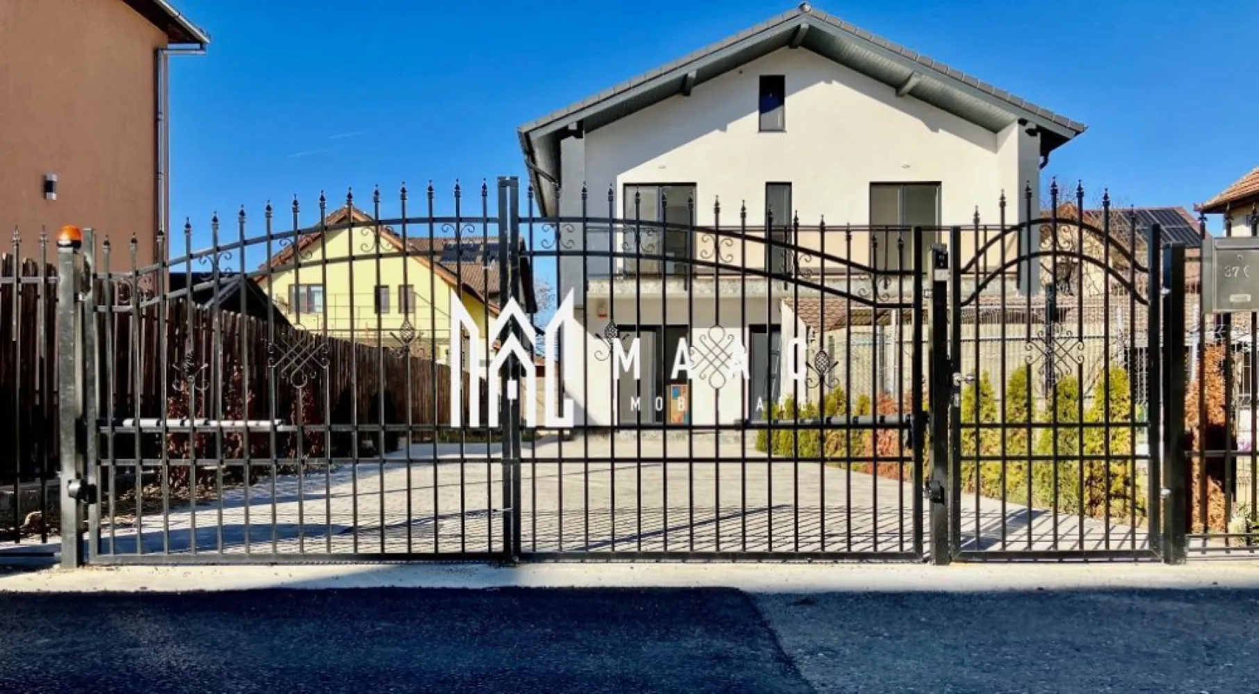 Casă | 153 MPU | Pod 70 MP | Teren 335 MP | Tunișor - MAAC Imobiliare vă propune spre vânzare o proprietate modernă, spațioasă și extrem de bine gândită, situată în Tunișor, la doar 5 minute de centrul orașului Sibiu. Casa este amplasată pe un teren de 335 mp și oferă o suprafață utilă de 153 mp (parter + etaj), la care se adaugă un pod mansardat de aproximativ 70 mp, ideal pentru multiple utilizări Compartimentare Parter • hol generos de acces (12 mp) • living spațios (24 mp) • bucătărie separată (15 mp) • baie (5,6 mp) • spațiu de depozitare Etaj • dormitor matrimonial (17 mp) cu dressing și baie proprie (4,6 mp) • 2 dormitoare (13 mp și 12 mp) • baie suplimentară (4,3 mp) • balcon de 10 mp Pod mansardat (~70 mp) • spațiu versatil, ideal pentru birou, zonă de relaxare, fitness sau depozitare Dotări și construcție • structură din beton armat • zidărie din cărămidă de 30 cm + izolație exterioară • certificat energetic A • ferestre tripan Salamander • acoperiș din țiglă ceramică • încălzire în pardoseală + centrală termică Fondital • instalații electrice și sanitare complet realizate • pregătire pentru aer condiționat și panouri fotovoltaice • priză trifazică (inclusiv pentru mașini electrice) • robineți exteriori cu sistem anti-îngheț Siguranță și tehnologie • sistem de supraveghere video 360° • sistem de alarmă Paradox • interfon • rețea Wi-Fi pe fiecare nivel • panouri de control separate pentru parter și etaj Exterior și facilități • curte amenajată pentru intimitate și relaxare • grădină ideală pentru micro-cultură • terasă • posibilitate de amenajare anexă • spațiu pentru până la 6 autoturisme • porți automatizate Stadiu de predare Casa se predă la stadiul de alb, cu toate instalațiile finalizate și posibilitatea de personalizare completă a interiorului: • finisaje (parchet, gresie, faianță) • uși interioare • obiecte sanitare incluse Această proprietate este ideală pentru cei care își doresc spațiu, confort modern și posibilitatea de personalizare, într-o zonă liniștită și foarte bine conectată. Pentru mai multe detalii sau pentru programarea unei vizionări, vă rugăm să ne contactați și să menționați ID-ul proprietății: CP2985127. }}