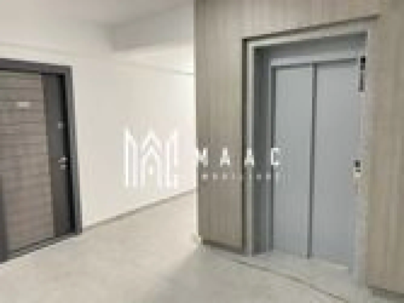 Apartament 3 camere | Parter | Calea Surii Mici I Loc de parcare - MAAC Imobiliare vă propune spre vânzare un apartament modern cu 3 camere, situat la parterul unui imobil nou, construcție 2024, amplasat în Sibiu, în zona Calea Șurii Mici – o locație în plină dezvoltare, ideală atât pentru locuit, cât și pentru investiție. Locuința are o suprafață utilă de 62 mp, la care se adaugă un balcon generos de 6,4 mp, perfect pentru momente de relaxare. Compartimentarea este practică și eficientă, fiind gândită pentru a oferi confort și funcționalitate: living luminos 2 dormitoare bucătărie separată 2 băi spațiu dedicat pentru mini-dressing Apartamentul se predă la stadiul de „finisat la alb”, oferindu-vă posibilitatea de a-l amenaja și personaliza complet în funcție de propriile preferințe și stil. Avantaje și beneficii: compartimentare inteligentă și spații bine optimizate balcon spațios, cu acces facil loc de parcare inclus în preț imobil nou, construit la standarde moderne ideal atât pentru locuință, cât și pentru birou sau investiție Ansamblul rezidențial este prevăzut cu zonă de agrement, acces securizat cu barieră și supraveghere video, oferind un plus de confort și siguranță. Zona Calea Șurii Mici beneficiază de acces facil către principalele puncte de interes ale orașului și este tot mai apreciată datorită dezvoltării accelerate și infrastructurii în continuă expansiune. Pentru mai multe detalii specificati ca ati vazut anuntul cu ID: 2977981 }}