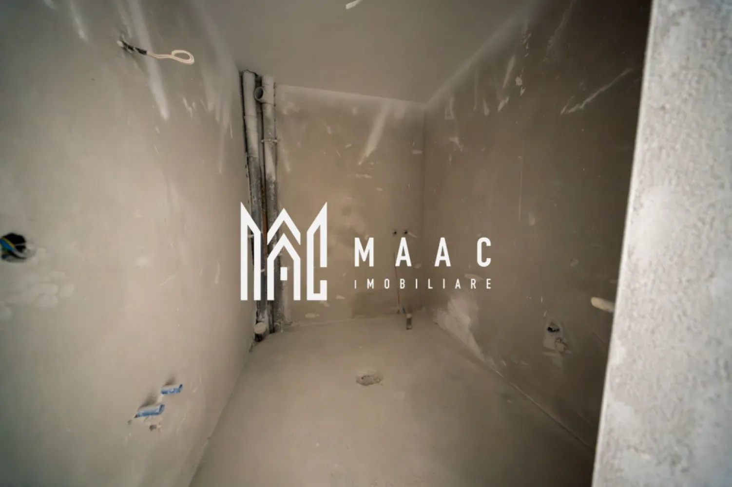 Apartament 3 camere I Rate la dezvoltator I Selimbar - MAAC Imobiliare vă propune spre vânzare un apartament cu 3 camere situat în ansamblul rezidențial CREDI RESIDENCE din Șelimbăr, o zonă în plină dezvoltare, apreciată pentru accesibilitate și confortul oferit locatarilor. Proprietatea reprezintă o oportunitate excelentă de achiziție, existând posibilitatea cumpărării în rate direct la dezvoltator. Apartamentul are o suprafață de 75 mp și se predă la cheie, cu finisaje moderne, fiind ideal atât pentru locuire, cât și pentru investiție. Caracteristici principale: -suprafață de 75 mp -living luminos -bucătărie open space -dormitoare spațioase -balcon -centrală proprie -finisaje moderne -loc de parcare inclus Prețul de vânzare este de 169.000 euro (TVA inclus), cu posibilitate de achiziție în rate direct la dezvoltator. Pentru mai multe detalii, vă rugăm să menționați CP2972449 la telefon. }}