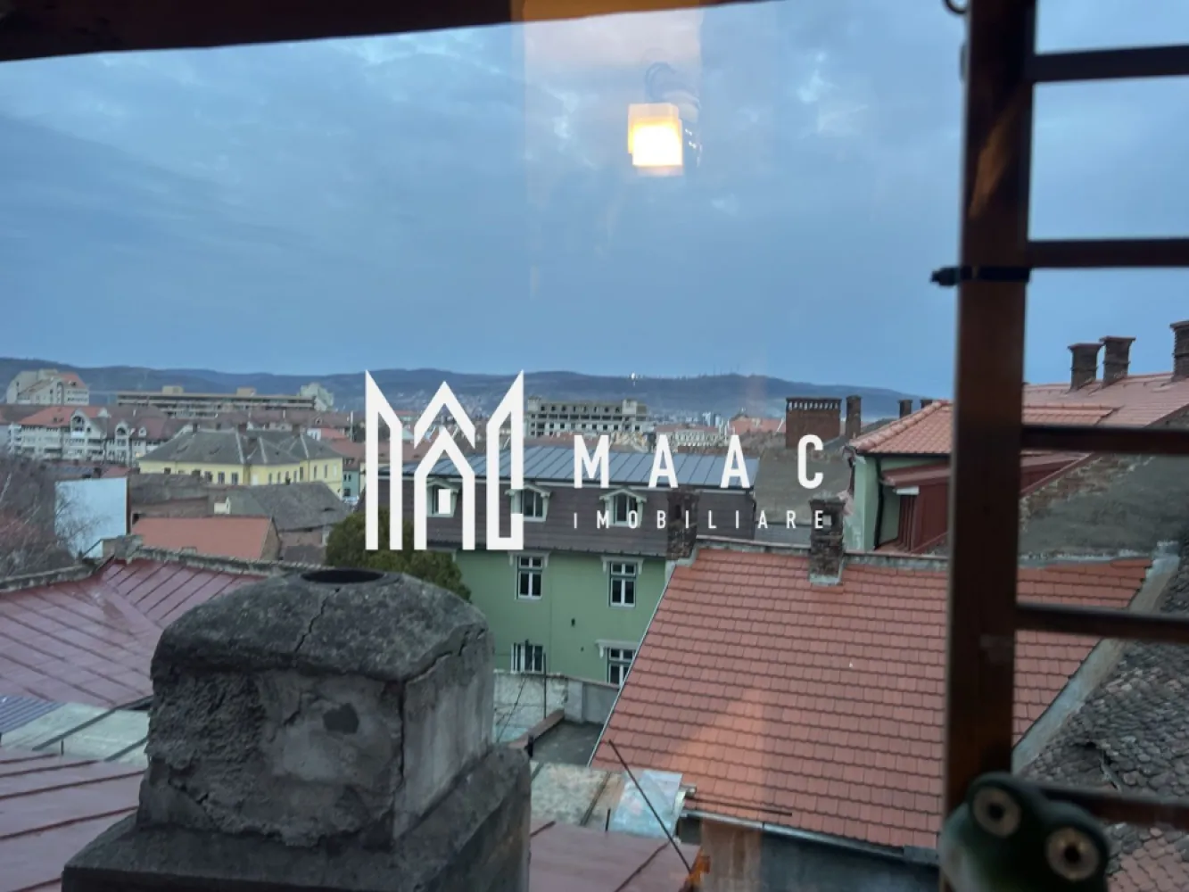 Apartament 2 Camere | 38,6 Mp | Pivniță 4 Mp | Zona Ultracentrală - MAAC Imobiliare vă propune spre vânzare un apartament cu 2 camere spațios și bine compartimentat Vă prezentăm un apartament cu o suprafață utilă de 38,5 mp, ideal atât pentru locuit, cât și pentru investiție. Compartimentare și beneficii: Cameră luminoasă Dormitor confortabil Bucătărie spațioasă, cu posibilitate de închidere Baie Pivniță de 4 mp Acces la pod și uscătorie Proprietatea a fost renovată complet în anul 2012, atât din punct de vedere electric, cât și sanitar. De asemenea, acoperișul imobilului a fost renovat în același an, oferind un plus de siguranță și confort. Apartamentul dispune de centrală proprie și încălzire prin calorifere, asigurând un control eficient al costurilor și confort termic pe tot parcursul anului. Avantaje: Suprafață generoasă pentru un apartament cu 2 camere Bucătărie separată (posibilitate de închidere) Centrală proprie Spații suplimentare: pivniță, pod, uscătorie Imobil întreținut, cu acoperiș renovat Pentru mai multe detalii sau pentru programarea unei vizionări, vă rugăm să ne contactați specificând ID: CP2993226. }}