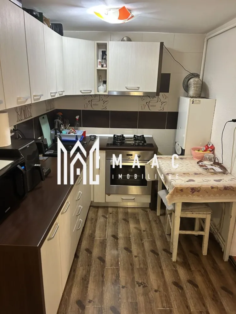 Apartament 2 Camere | 38,6 Mp | Pivniță 4 Mp | Zona Ultracentrală - MAAC Imobiliare vă propune spre vânzare un apartament cu 2 camere spațios și bine compartimentat Vă prezentăm un apartament cu o suprafață utilă de 38,5 mp, ideal atât pentru locuit, cât și pentru investiție. Compartimentare și beneficii: Cameră luminoasă Dormitor confortabil Bucătărie spațioasă, cu posibilitate de închidere Baie Pivniță de 4 mp Acces la pod și uscătorie Proprietatea a fost renovată complet în anul 2012, atât din punct de vedere electric, cât și sanitar. De asemenea, acoperișul imobilului a fost renovat în același an, oferind un plus de siguranță și confort. Apartamentul dispune de centrală proprie și încălzire prin calorifere, asigurând un control eficient al costurilor și confort termic pe tot parcursul anului. Avantaje: Suprafață generoasă pentru un apartament cu 2 camere Bucătărie separată (posibilitate de închidere) Centrală proprie Spații suplimentare: pivniță, pod, uscătorie Imobil întreținut, cu acoperiș renovat Pentru mai multe detalii sau pentru programarea unei vizionări, vă rugăm să ne contactați specificând ID: CP2993226. }}