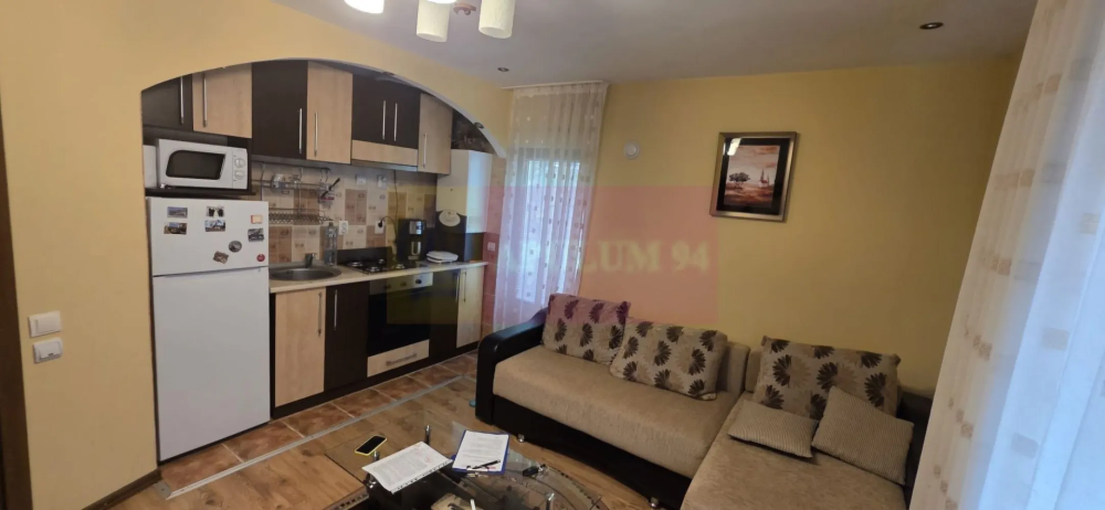 Apartament cu 2 camere de vanzare in Sinaia - Apartament cu 2 camere de vânzare în Sinaia – etaj 1, loc de parcare inclus și vedere către Munții Baiului

Agenția Imobiliară Mervani vă propune spre vânzare un apartament cu 2 camere în Sinaia, o proprietate modernă, situată într-o zonă apreciată, aproape de zona centrală a stațiunii. 

Apartamentul este amplasat la etajul 1 și are o suprafață de 42 mp, fiind compartimentat eficient: hol de acces, dormitor, cameră de zi luminoasă, baie cu duș și balcon spațios.

Balconul generos oferă o priveliște frumoasă asupra Munților Baiului și creează un spațiu ideal pentru relaxare, unde vă puteți bucura de liniștea zonei și de aerul curat de munte.

Un beneficiu suplimentar al proprietății îl reprezintă terasa situată în spatele blocului, un spațiu ce poate fi amenajat ca zonă verde cu flori și plante decorative în ghivece, devenind un loc plăcut pentru petrecerea timpului liber.

Apartamentul beneficiază de finisaje moderne și se vinde complet mobilat și utilat, fiind pregătit pentru locuire imediată sau utilizare ca apartament de vacanță.

Construcția este realizată pe structură de beton armat și cărămidă Porotherm, cu termoizolație exterioară din polistiren, asigurând confort și eficiență termică. Tâmplăria este din PVC cu geam termopan.

Proprietatea dispune de un loc de parcare inclus, un avantaj important pentru confortul viitorului proprietar.

Datorită amplasării aproape de zona centrală, priveliștii către munte și dotărilor oferite, apartamentul reprezintă o alegere excelentă pentru cei care caută o locuință modernă în Sinaia, o casă de vacanță sau o investiție cu potențial de închiriere.

Avantaje proprietate:

 Apartament cu 2 camere în Sinaia
 Suprafață 42 mp
 Etaj 1
 Loc de parcare inclus
 Balcon spațios cu vedere către Munții Baiului
 Terasă pentru amenajarea unei zone verzi
 Mobilat și utilat
 Finisaje moderne
 Construcție din beton armat și cărămidă Porotherm
 Termoizolație exterioară cu polistiren
 Tâmplărie PVC cu geam termopan
 Aproape de zona centrală
 Potrivit pentru locuință permanentă, vacanță sau investiție

Proprietate listată de Agenția Imobiliară Mervani.
Telefon contact: 0729.935.536