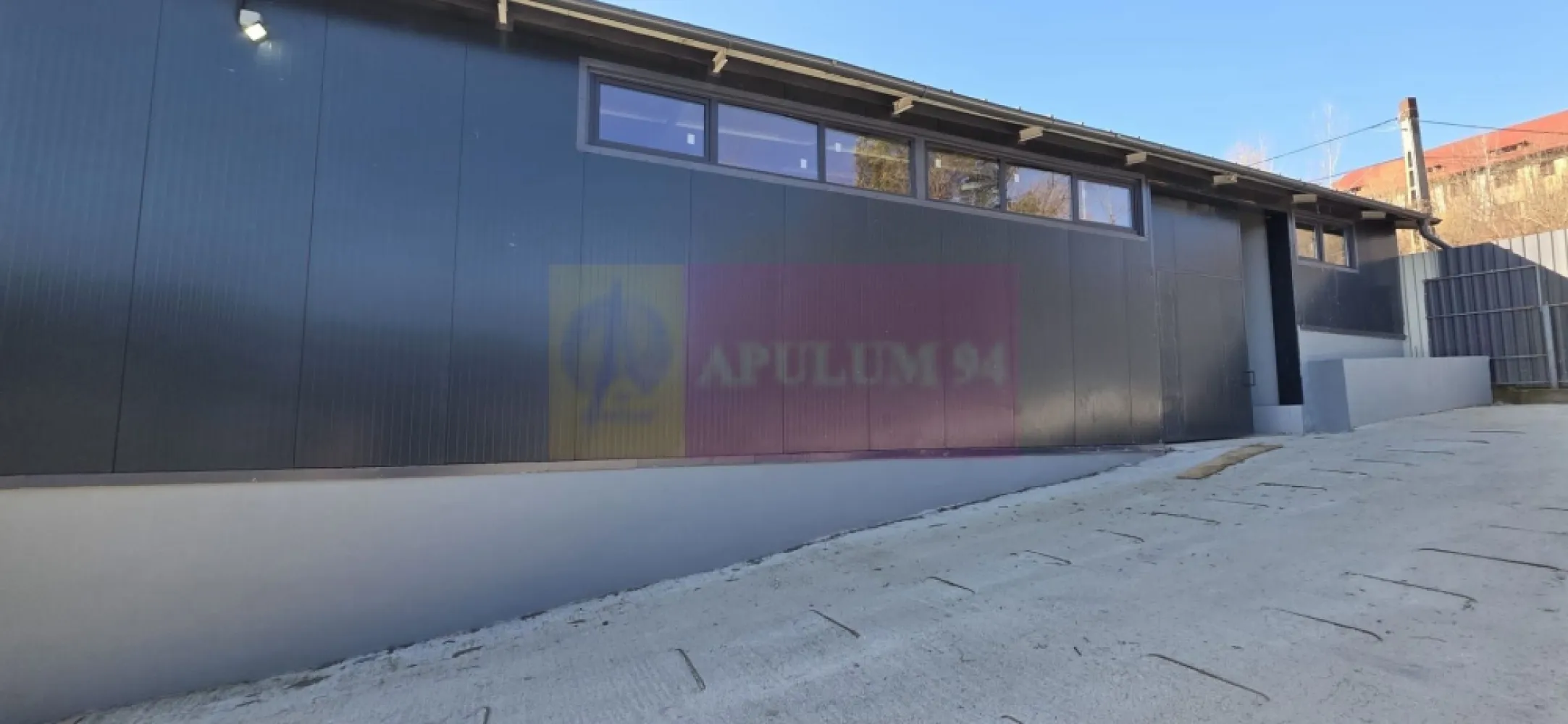 Hală producție sau depozit de vânzare sau închiriere - Hală producție / depozit de vânzare sau închiriere – Poiana Câmpina, Prahova | Acces direct la strada principală

Agenția imobiliară Mervani vă propune spre vânzare/închiriere o hală industrială cu suprafața de 230 mp situată în Poiana Câmpina, într-o zonă ușor accesibilă, cu deschidere directă la strada principală.

Proprietatea este ideală pentru activități de producție, depozitare sau logistică, oferind funcționalitate și acces facil pentru transport.

Compartimentare eficientă:
- spațiu principal pentru producție / depozitare
- birou administrativ / vestiar / zonă pentru luat masa
- grup sanitar

Utilități disponibile:
- energie electrică 380V
- apă
- canalizare
- posibilitate racordare la gaz

Caracteristici:
- înălțime hală: aproximativ 5 m
- lumină naturală în interior
- acces facil pentru TIR
- poziționare excelentă, cu acces direct din drumul principal

Datorită poziției și facilităților, hala este potrivită pentru o gamă largă de activități industriale sau comerciale.
Chirie = 800 euro/lună + TVA
Vânzare = 89.000 euro + TVA

Pentru detalii suplimentare sau programarea unei vizionări, contactați echipa Mervani