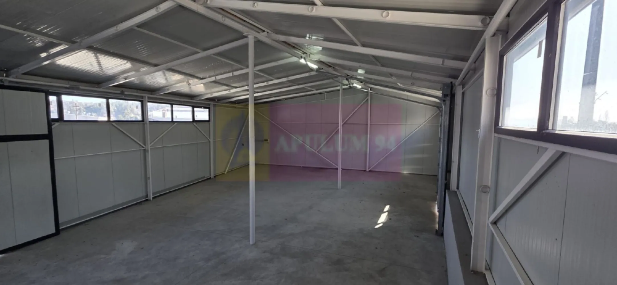 Hală producție sau depozit de vânzare sau închiriere - Hală producție / depozit de vânzare sau închiriere – Poiana Câmpina, Prahova | Acces direct la strada principală

Agenția imobiliară Mervani vă propune spre vânzare/închiriere o hală industrială cu suprafața de 230 mp situată în Poiana Câmpina, într-o zonă ușor accesibilă, cu deschidere directă la strada principală.

Proprietatea este ideală pentru activități de producție, depozitare sau logistică, oferind funcționalitate și acces facil pentru transport.

Compartimentare eficientă:
- spațiu principal pentru producție / depozitare
- birou administrativ / vestiar / zonă pentru luat masa
- grup sanitar

Utilități disponibile:
- energie electrică 380V
- apă
- canalizare
- posibilitate racordare la gaz

Caracteristici:
- înălțime hală: aproximativ 5 m
- lumină naturală în interior
- acces facil pentru TIR
- poziționare excelentă, cu acces direct din drumul principal

Datorită poziției și facilităților, hala este potrivită pentru o gamă largă de activități industriale sau comerciale.
Chirie = 800 euro/lună + TVA
Vânzare = 89.000 euro + TVA

Pentru detalii suplimentare sau programarea unei vizionări, contactați echipa Mervani
