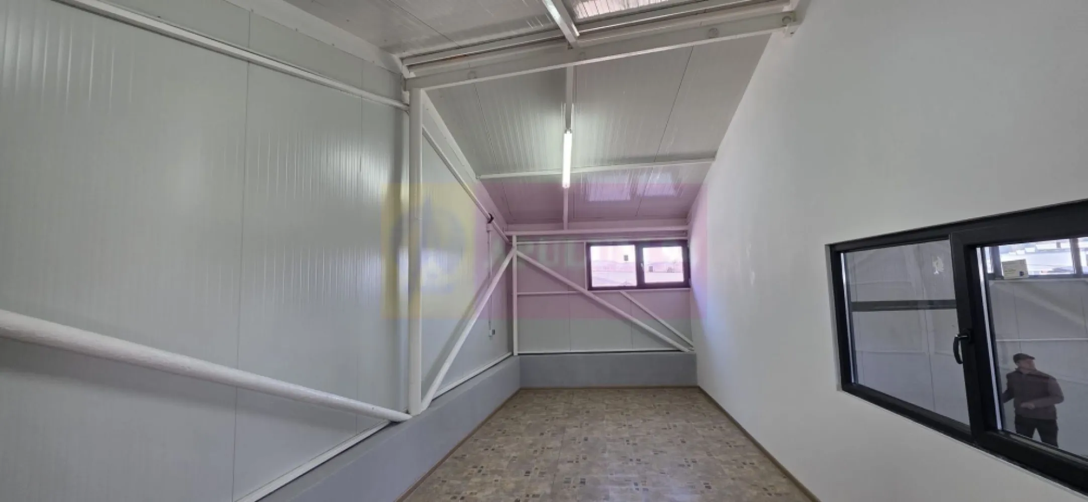 Hală producție sau depozit de vânzare sau închiriere - Hală producție / depozit de vânzare sau închiriere – Poiana Câmpina, Prahova | Acces direct la strada principală

Agenția imobiliară Mervani vă propune spre vânzare/închiriere o hală industrială cu suprafața de 230 mp situată în Poiana Câmpina, într-o zonă ușor accesibilă, cu deschidere directă la strada principală.

Proprietatea este ideală pentru activități de producție, depozitare sau logistică, oferind funcționalitate și acces facil pentru transport.

Compartimentare eficientă:
- spațiu principal pentru producție / depozitare
- birou administrativ / vestiar / zonă pentru luat masa
- grup sanitar

Utilități disponibile:
- energie electrică 380V
- apă
- canalizare
- posibilitate racordare la gaz

Caracteristici:
- înălțime hală: aproximativ 5 m
- lumină naturală în interior
- acces facil pentru TIR
- poziționare excelentă, cu acces direct din drumul principal

Datorită poziției și facilităților, hala este potrivită pentru o gamă largă de activități industriale sau comerciale.
Chirie = 800 euro/lună + TVA
Vânzare = 89.000 euro + TVA

Pentru detalii suplimentare sau programarea unei vizionări, contactați echipa Mervani
