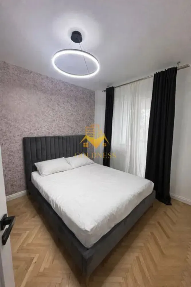 4 Camere decomandate, Zorilor, UMF, UTCN, Observatorului, Lidl, Sigma - GOLDNESS Imobiliare vă propune spre închiriere un apartament cu 4 camere complet mobilat și utilat, la etajul 1 într-un imobil de 10 etaje, în Cartierul Zorilor! Posibilitate de parcare in zona la liber! Se află în apropierea stațiilor de transport în comun, magazine, restaurante, spații verzi, farmacii, etc. Apartamentul este compartimentat astfel: - dormitor cu pat matrimonial, dressing, noptiere, iesire pe balcon - dormitor cu pat matrimonial, dressing, noptiere - dormitor cu pat matrimonial, dressing, noptiere, iesire pe blacon - living cu canapea extensibilă, loc de servit masa - bucatarie complet utilată și mobilată - baie cu cada, calorifer port prosop și dulap pentru depozitare. - baie cu dus walk- in, calorifer port prosop și dulap pentru depozitare. - balcon 10 mp. - balcon 5 mp. - balcon 5 mp Imobilul este dotat cu toate cele necesare- centrală proprie, frigider, aragaz, hotă, mașină de spălat haine, etc. Dacă sunteți interesați de acest apartament și doriți să îl vizionați, dar și pentru alte oferte nu ezitați să ne contactați telefonic sau prin e-mail. Vă stăm la dispoziție! Pentru intermediere se percepe un comision de 50% din prețul chiriei! }}