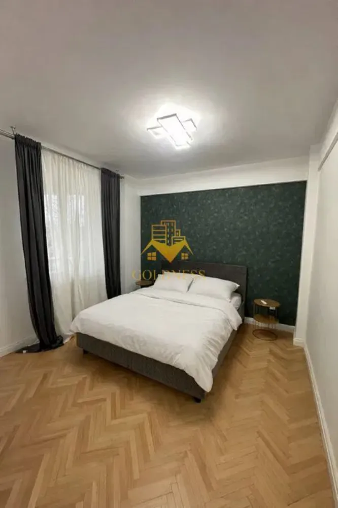 4 Camere decomandate, Zorilor, UMF, UTCN, Observatorului, Lidl, Sigma - GOLDNESS Imobiliare vă propune spre închiriere un apartament cu 4 camere complet mobilat și utilat, la etajul 1 într-un imobil de 10 etaje, în Cartierul Zorilor! Posibilitate de parcare in zona la liber! Se află în apropierea stațiilor de transport în comun, magazine, restaurante, spații verzi, farmacii, etc. Apartamentul este compartimentat astfel: - dormitor cu pat matrimonial, dressing, noptiere, iesire pe balcon - dormitor cu pat matrimonial, dressing, noptiere - dormitor cu pat matrimonial, dressing, noptiere, iesire pe blacon - living cu canapea extensibilă, loc de servit masa - bucatarie complet utilată și mobilată - baie cu cada, calorifer port prosop și dulap pentru depozitare. - baie cu dus walk- in, calorifer port prosop și dulap pentru depozitare. - balcon 10 mp. - balcon 5 mp. - balcon 5 mp Imobilul este dotat cu toate cele necesare- centrală proprie, frigider, aragaz, hotă, mașină de spălat haine, etc. Dacă sunteți interesați de acest apartament și doriți să îl vizionați, dar și pentru alte oferte nu ezitați să ne contactați telefonic sau prin e-mail. Vă stăm la dispoziție! Pentru intermediere se percepe un comision de 50% din prețul chiriei! }}