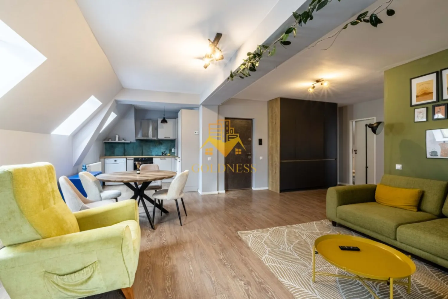 3 camere open space, Parcare, Modern, Pet Friendly, Europa - GOLDNESS Imobiliare vă propune spre închiriere un apartament cu 3 camere complet mobilat și utilat, la etajul 2 într-un imobil de 2 etaje, în Cartierul Europa. Dispune de loc de parcare inclus! Se află în apropierea stațiilor de transport în comun, magazine, restaurante, spații verzi, farmacii, etc. Apartamentul este compartimentat astfel: - dormitor cu pat matrimonial, dulap, noptiere - camera pentru birou, la cerere se poate adauga un pat - living cu bucatarie open space complet utilată și mobilată, canapea extensibilă, loc de servit masa - baie cu cada, calorifer port prosop și dulap pentru depozitare. - terasa de 7 mp. Imobilul este dotat cu toate cele necesare- centrală proprie, frigider, aragaz, hotă, mașină de spălat haine si vase, etc. Dacă sunteți interesați de acest apartament și doriți să îl vizionați, dar și pentru alte oferte nu ezitați să ne contactați telefonic sau prin e-mail. Vă stăm la dispoziție! Pentru intermediere se percepe un comision de 50% din prețul chiriei }}