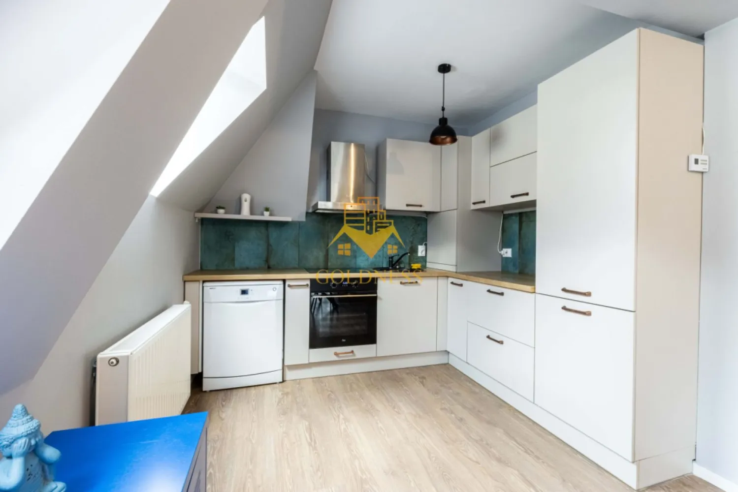 3 camere open space, Parcare, Modern, Pet Friendly, Europa - GOLDNESS Imobiliare vă propune spre închiriere un apartament cu 3 camere complet mobilat și utilat, la etajul 2 într-un imobil de 2 etaje, în Cartierul Europa. Dispune de loc de parcare inclus! Se află în apropierea stațiilor de transport în comun, magazine, restaurante, spații verzi, farmacii, etc. Apartamentul este compartimentat astfel: - dormitor cu pat matrimonial, dulap, noptiere - camera pentru birou, la cerere se poate adauga un pat - living cu bucatarie open space complet utilată și mobilată, canapea extensibilă, loc de servit masa - baie cu cada, calorifer port prosop și dulap pentru depozitare. - terasa de 7 mp. Imobilul este dotat cu toate cele necesare- centrală proprie, frigider, aragaz, hotă, mașină de spălat haine si vase, etc. Dacă sunteți interesați de acest apartament și doriți să îl vizionați, dar și pentru alte oferte nu ezitați să ne contactați telefonic sau prin e-mail. Vă stăm la dispoziție! Pentru intermediere se percepe un comision de 50% din prețul chiriei }}