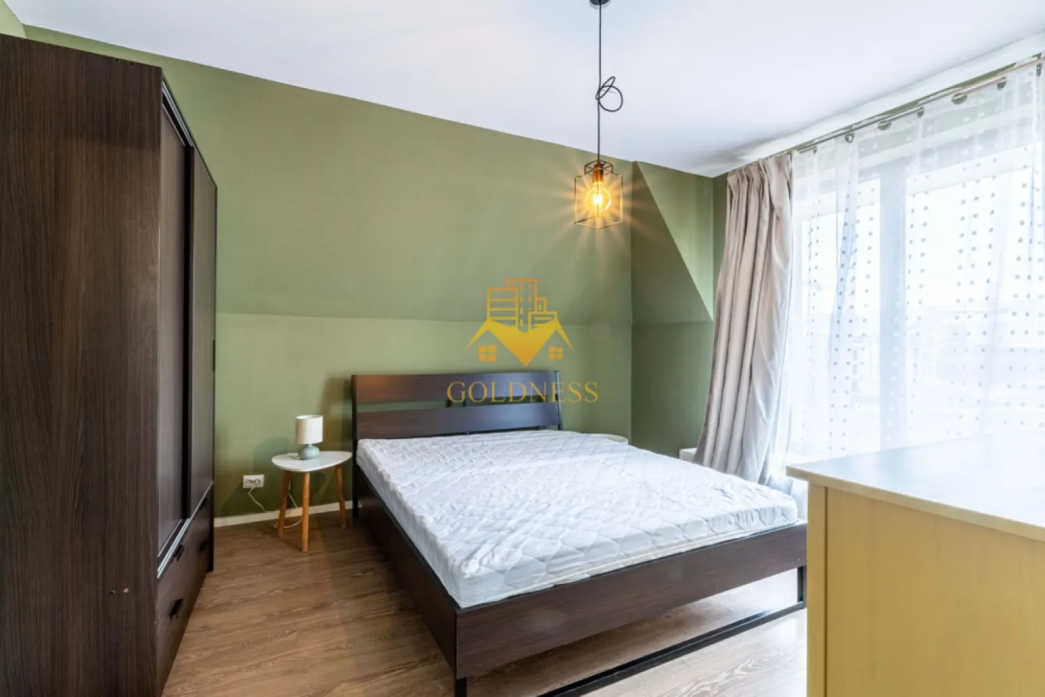 3 camere open space, Parcare, Modern, Pet Friendly, Europa - GOLDNESS Imobiliare vă propune spre închiriere un apartament cu 3 camere complet mobilat și utilat, la etajul 2 într-un imobil de 2 etaje, în Cartierul Europa. Dispune de loc de parcare inclus! Se află în apropierea stațiilor de transport în comun, magazine, restaurante, spații verzi, farmacii, etc. Apartamentul este compartimentat astfel: - dormitor cu pat matrimonial, dulap, noptiere - camera pentru birou, la cerere se poate adauga un pat - living cu bucatarie open space complet utilată și mobilată, canapea extensibilă, loc de servit masa - baie cu cada, calorifer port prosop și dulap pentru depozitare. - terasa de 7 mp. Imobilul este dotat cu toate cele necesare- centrală proprie, frigider, aragaz, hotă, mașină de spălat haine si vase, etc. Dacă sunteți interesați de acest apartament și doriți să îl vizionați, dar și pentru alte oferte nu ezitați să ne contactați telefonic sau prin e-mail. Vă stăm la dispoziție! Pentru intermediere se percepe un comision de 50% din prețul chiriei }}