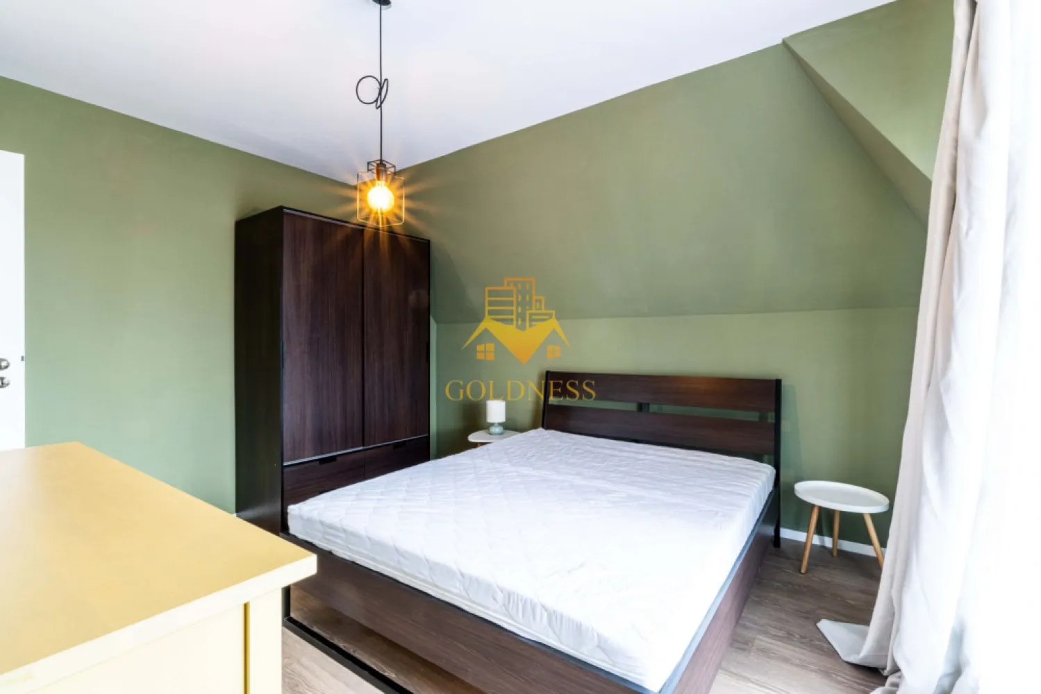 3 camere open space, Parcare, Modern, Pet Friendly, Europa - GOLDNESS Imobiliare vă propune spre închiriere un apartament cu 3 camere complet mobilat și utilat, la etajul 2 într-un imobil de 2 etaje, în Cartierul Europa. Dispune de loc de parcare inclus! Se află în apropierea stațiilor de transport în comun, magazine, restaurante, spații verzi, farmacii, etc. Apartamentul este compartimentat astfel: - dormitor cu pat matrimonial, dulap, noptiere - camera pentru birou, la cerere se poate adauga un pat - living cu bucatarie open space complet utilată și mobilată, canapea extensibilă, loc de servit masa - baie cu cada, calorifer port prosop și dulap pentru depozitare. - terasa de 7 mp. Imobilul este dotat cu toate cele necesare- centrală proprie, frigider, aragaz, hotă, mașină de spălat haine si vase, etc. Dacă sunteți interesați de acest apartament și doriți să îl vizionați, dar și pentru alte oferte nu ezitați să ne contactați telefonic sau prin e-mail. Vă stăm la dispoziție! Pentru intermediere se percepe un comision de 50% din prețul chiriei }}
