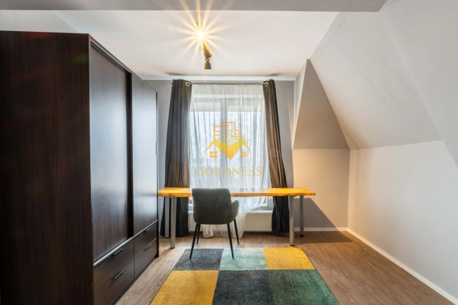 3 camere open space, Parcare, Modern, Pet Friendly, Europa - GOLDNESS Imobiliare vă propune spre închiriere un apartament cu 3 camere complet mobilat și utilat, la etajul 2 într-un imobil de 2 etaje, în Cartierul Europa. Dispune de loc de parcare inclus! Se află în apropierea stațiilor de transport în comun, magazine, restaurante, spații verzi, farmacii, etc. Apartamentul este compartimentat astfel: - dormitor cu pat matrimonial, dulap, noptiere - camera pentru birou, la cerere se poate adauga un pat - living cu bucatarie open space complet utilată și mobilată, canapea extensibilă, loc de servit masa - baie cu cada, calorifer port prosop și dulap pentru depozitare. - terasa de 7 mp. Imobilul este dotat cu toate cele necesare- centrală proprie, frigider, aragaz, hotă, mașină de spălat haine si vase, etc. Dacă sunteți interesați de acest apartament și doriți să îl vizionați, dar și pentru alte oferte nu ezitați să ne contactați telefonic sau prin e-mail. Vă stăm la dispoziție! Pentru intermediere se percepe un comision de 50% din prețul chiriei }}