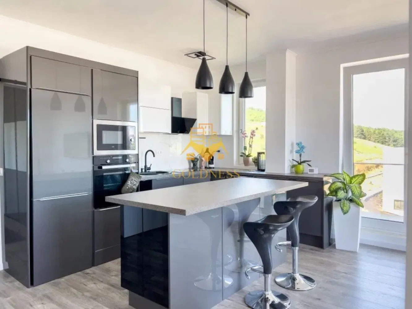 Penthouse, Openspace, Floresti, Vivo,Parcare, Lux, Avram Iancu,Razoare - GOLDNESS Imobiliare vă propune spre închiriere un apartament cu 3 camere complet mobilat și utilat, la etajul 2 într-un imobil de 2 etaje, în Floresti! Parcare inclusa! Se află în apropierea stațiilor de transport în comun, magazine, restaurante, spații verzi, farmacii, etc. Apartamentul este compartimentat astfel: - dormitor cu pat matrimonial, dressing, noptiere - dormitor cu canapea extensibila, iesire pe terasa - living cu bucatarie open space complet utilată și mobilată, canapea extensibilă, loc de servit masa - baie cu cabina de dus, calorifer port prosop și dulap pentru depozitare. - terasa de 60 mp. Imobilul este dotat cu toate cele necesare- centrală proprie, frigider, aragaz, hotă, mașină de spălat haine, etc. Dacă sunteți interesați de acest apartament și doriți să îl vizionați, dar și pentru alte oferte nu ezitați să ne contactați telefonic sau prin e-mail. Vă stăm la dispoziție! Pentru intermediere se percepe un comision de 50% din prețul chiriei! }}