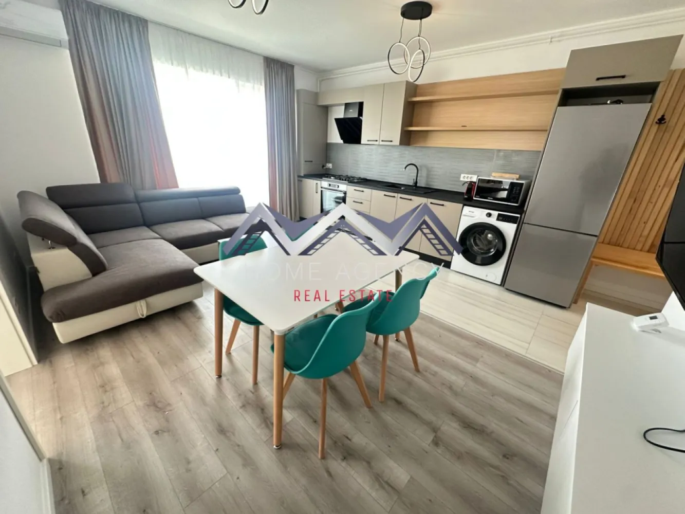 Apartament 2 camere Otopeni premium | prima închiriere - Vă propunem, spre închiriere, un apartament premium cu 2 camere, situat într-un imobil nou, tip boutique, cu doar 11 apartamente, în Otopeni. Proprietatea este la prima închiriere, complet mobilată și utilată, fiind alegerea ideală pentru cei care își doresc confort, intimitate și un standard ridicat de locuire, într-o zonă foarte bine conectată. Apartamentul este luminos, spațios și foarte bine compartimentat, cu un living generos și bucătărie open space, amenajate modern și practic, cu acces direct spre terasă. Dormitorul oferă un ambient relaxant și intim, perfect pentru momentele de liniște de la începutul sau finalul zilei, cu acces spre balcon propriu. Baia este elegant amenajată și dotată cu duș tip walk-in, completând foarte bine atmosfera modernă a întregii proprietăți. Locuința este complet mobilată și utilată, cu mobilier de calitate superioară, finisaje premium și dotări atent alese pentru un plus real de confort. Totul este nou, pregătit pentru prima închiriere și gândit pentru un stil de viață modern, în care funcționalitatea se îmbină perfect cu estetica. Apartamentul beneficiază de centrală termică proprie și încălzire prin pardoseală Poziționarea este un avantaj important: aveți în apropiere magazine, restaurante, precum și acces rapid către DN1, Aeroport, București și toate punctele de interes din zonă. Este locul potrivit pentru cei care vor să locuiască aproape de tot ce au nevoie, fără să renunțe la liniște și confort. În preț este inclus și un loc de parcare suprateran. Programează acum o vizionare! }}