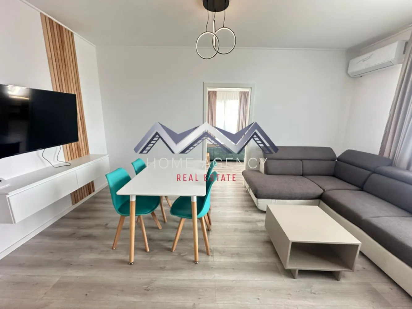 Apartament 2 camere Otopeni premium | prima închiriere - Vă propunem, spre închiriere, un apartament premium cu 2 camere, situat într-un imobil nou, tip boutique, cu doar 11 apartamente, în Otopeni. Proprietatea este la prima închiriere, complet mobilată și utilată, fiind alegerea ideală pentru cei care își doresc confort, intimitate și un standard ridicat de locuire, într-o zonă foarte bine conectată. Apartamentul este luminos, spațios și foarte bine compartimentat, cu un living generos și bucătărie open space, amenajate modern și practic, cu acces direct spre terasă. Dormitorul oferă un ambient relaxant și intim, perfect pentru momentele de liniște de la începutul sau finalul zilei, cu acces spre balcon propriu. Baia este elegant amenajată și dotată cu duș tip walk-in, completând foarte bine atmosfera modernă a întregii proprietăți. Locuința este complet mobilată și utilată, cu mobilier de calitate superioară, finisaje premium și dotări atent alese pentru un plus real de confort. Totul este nou, pregătit pentru prima închiriere și gândit pentru un stil de viață modern, în care funcționalitatea se îmbină perfect cu estetica. Apartamentul beneficiază de centrală termică proprie și încălzire prin pardoseală Poziționarea este un avantaj important: aveți în apropiere magazine, restaurante, precum și acces rapid către DN1, Aeroport, București și toate punctele de interes din zonă. Este locul potrivit pentru cei care vor să locuiască aproape de tot ce au nevoie, fără să renunțe la liniște și confort. În preț este inclus și un loc de parcare suprateran. Programează acum o vizionare! }}