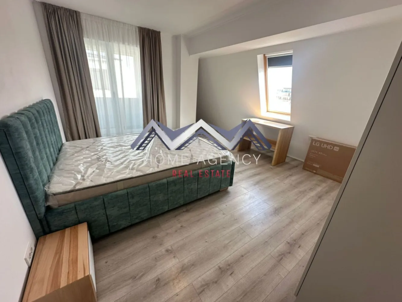 Apartament 2 camere Otopeni premium | prima închiriere - Vă propunem, spre închiriere, un apartament premium cu 2 camere, situat într-un imobil nou, tip boutique, cu doar 11 apartamente, în Otopeni. Proprietatea este la prima închiriere, complet mobilată și utilată, fiind alegerea ideală pentru cei care își doresc confort, intimitate și un standard ridicat de locuire, într-o zonă foarte bine conectată. Apartamentul este luminos, spațios și foarte bine compartimentat, cu un living generos și bucătărie open space, amenajate modern și practic, cu acces direct spre terasă. Dormitorul oferă un ambient relaxant și intim, perfect pentru momentele de liniște de la începutul sau finalul zilei, cu acces spre balcon propriu. Baia este elegant amenajată și dotată cu duș tip walk-in, completând foarte bine atmosfera modernă a întregii proprietăți. Locuința este complet mobilată și utilată, cu mobilier de calitate superioară, finisaje premium și dotări atent alese pentru un plus real de confort. Totul este nou, pregătit pentru prima închiriere și gândit pentru un stil de viață modern, în care funcționalitatea se îmbină perfect cu estetica. Apartamentul beneficiază de centrală termică proprie și încălzire prin pardoseală Poziționarea este un avantaj important: aveți în apropiere magazine, restaurante, precum și acces rapid către DN1, Aeroport, București și toate punctele de interes din zonă. Este locul potrivit pentru cei care vor să locuiască aproape de tot ce au nevoie, fără să renunțe la liniște și confort. În preț este inclus și un loc de parcare suprateran. Programează acum o vizionare! }}