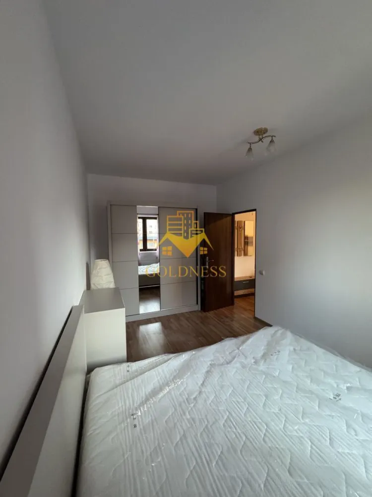 2 camere, Prima închiriere, Cartierul Intre Lacuri, Iulius mall, FSEGA - GOLDNESS Imobiliare vă propune spre închiriere un apartament cu 2 camere complet mobilat și utilat, la etajul 3 într-un imobil de 5 etaje, în Cartierul Intre Lacuri, zona Iulius mall. Se află în apropierea stațiilor de transport în comun, magazine, restaurante, spații verzi, farmacii, etc. Apartamentul este compartimentat astfel: - dormitor cu pat matrimonial, dressing, noptiere - living, bucatarie separată complet utilată și mobilată, canapea extensibilă, loc de servit masa - baie cu cabina de dus, calorifer port prosop și dulap pentru depozitare. - balcon 7mp. Imobilul este dotat cu toate cele necesare- centrală proprie, frigider, aragaz, hotă, mașină de spălat haine, etc. Dacă sunteți interesați de acest apartament și doriți să îl vizionați, dar și pentru alte oferte nu ezitați să ne contactați telefonic sau prin e-mail. Vă stăm la dispoziție! Pentru intermediere se percepe un comision de 50% din prețul chiriei! }}