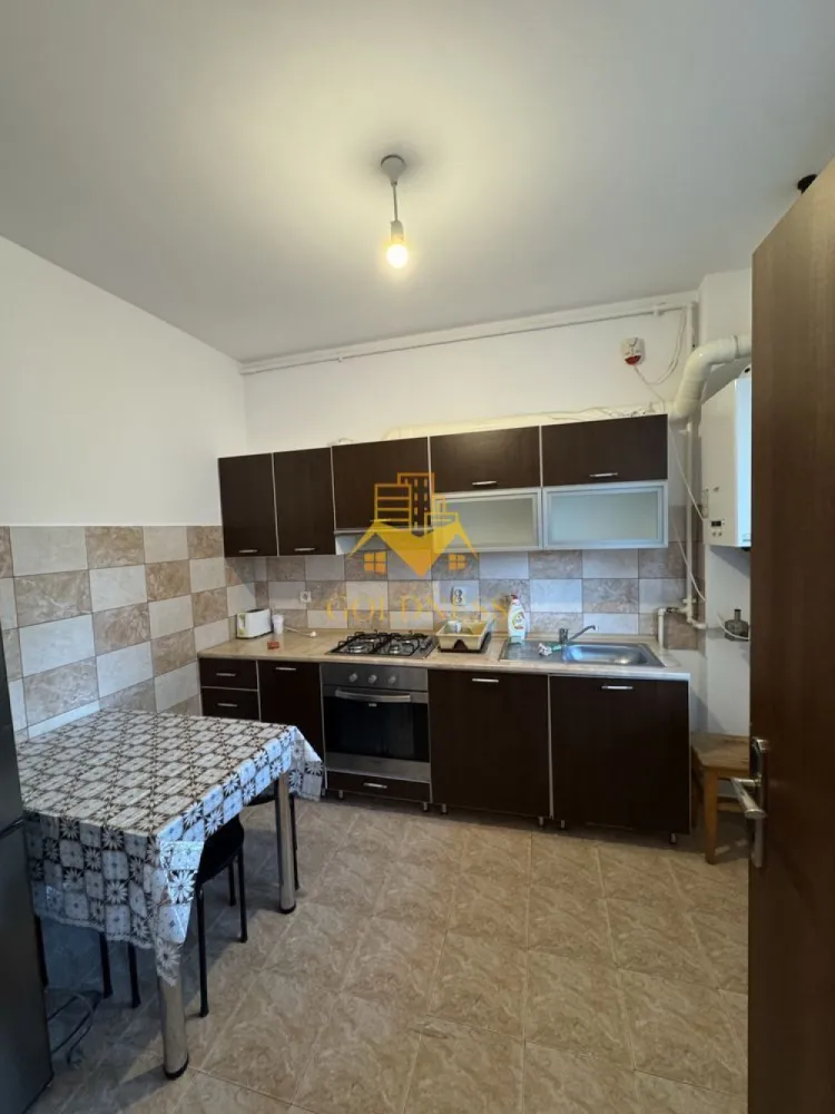 2 camere, Prima închiriere, Cartierul Intre Lacuri, Iulius mall, FSEGA - GOLDNESS Imobiliare vă propune spre închiriere un apartament cu 2 camere complet mobilat și utilat, la etajul 3 într-un imobil de 5 etaje, în Cartierul Intre Lacuri, zona Iulius mall. Se află în apropierea stațiilor de transport în comun, magazine, restaurante, spații verzi, farmacii, etc. Apartamentul este compartimentat astfel: - dormitor cu pat matrimonial, dressing, noptiere - living, bucatarie separată complet utilată și mobilată, canapea extensibilă, loc de servit masa - baie cu cabina de dus, calorifer port prosop și dulap pentru depozitare. - balcon 7mp. Imobilul este dotat cu toate cele necesare- centrală proprie, frigider, aragaz, hotă, mașină de spălat haine, etc. Dacă sunteți interesați de acest apartament și doriți să îl vizionați, dar și pentru alte oferte nu ezitați să ne contactați telefonic sau prin e-mail. Vă stăm la dispoziție! Pentru intermediere se percepe un comision de 50% din prețul chiriei! }}