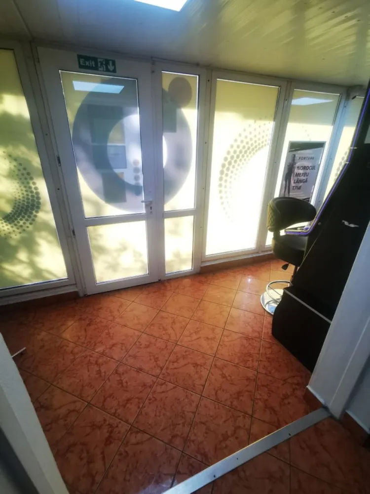 Spatiu comercial de vanzare – 75 mp, parter, Siderurgistilor Vest - Va oferim spre vanzare un spatiu comercial situat la parterul unui bloc, intr-o zona intens circulata din cartierul Siderurgistilor Vest, cu vizibilitate foarte buna si acces facil pietonal si auto. Spatiul este format din 2 camere + extindere si dispune de o suprafata utila de 50 mp, respectiv suprafata totala de 75 mp (inclusiv extinderea). Datorita amplasarii si compartimentarii, este pretabil pentru diverse activitati comerciale sau de birou, precum: Cabinet stomatologic Cabinet medical Cabinet de avocatura Birou notarial Agentie de turism, asigurari sau intermediere Showroom / magazin specializat Salon de infrumusetare etc. Caracteristici si avantaje: Situat la parter, cu intrare din strada Vizibilitate excelenta si posibilitate de branding exterior Spatiu compartimentat eficient, cu zona de receptie si camere separate Posibilitate amenajare in functie de domeniul de activitate Utilitati disponibile (apa, curent, gaze) Ideal atat pentru activitati comerciale, cat si pentru investitie (inchiriere ulterioara) Acte la zi, pregatit pentru vanzare Se accepta plata cash sau credit Disponibil imediat Pret: 78.000 euro + comision agentie Locatie: Cartier Siderurgistilor Vest, Galati Pozitionare: Parter, acces stradal Pentru mai multe informatii si programari la vizionare: Ene Liliana – Consilier vanzari, Mag Invest 0746 252 252 }}