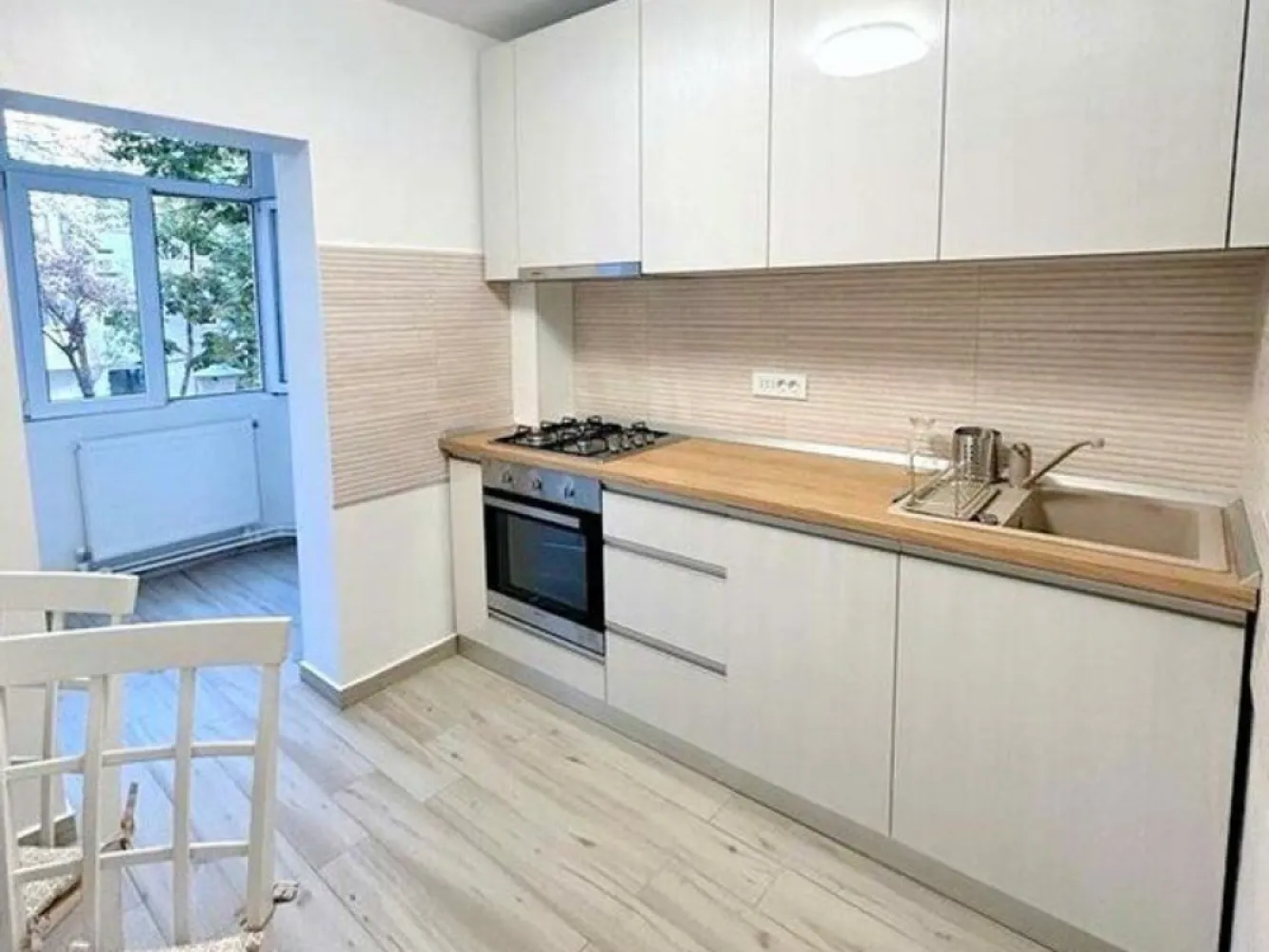 Apartament cu 2 camere, mobilat si utilat - zona IC Frimu, Nae Leonard - Va prezentam spre inchiriere un apartament cu 2 camere, mobilat și utilat modern, având un design renovat recent pentru a crea un ambient confortabil și modern, situat la etajul 1 al unui imobil cu 4 etaje construit în anul 1986. Dotările apartamentului includ o centrală termică, aer condiționat, mașină de spălat, frigider și televizor, asigurând astfel un nivel optim de confort pentru locatari. Zona în care se află apartamentul este IC Frimu, având ca puncte de reper un magazin non-stop și Lidl, precum și stația de autobuz situată în proximitatea imobilului. Apartamentul se închiriază exclusiv prin intermediul agenției imobiliare Mag Invest, prețul chiriei este de 500 euro lunar. Este o locuință ideală pentru cei care caută confortul modern și accesibilitatea către facilitățile din zonă. Detalii suplimentare si programari la telefon 0746.252.252 - Liliana Ene, consilier imobiliar Mag Invest }}