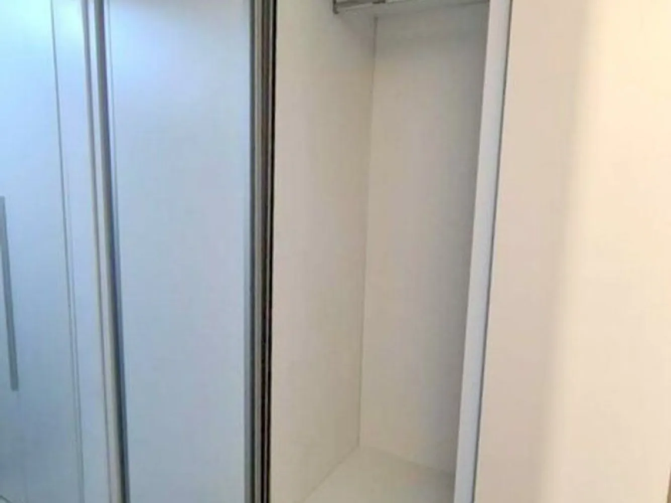 Apartament cu 2 camere, mobilat si utilat - zona IC Frimu, Nae Leonard - Va prezentam spre inchiriere un apartament cu 2 camere, mobilat și utilat modern, având un design renovat recent pentru a crea un ambient confortabil și modern, situat la etajul 1 al unui imobil cu 4 etaje construit în anul 1986. Dotările apartamentului includ o centrală termică, aer condiționat, mașină de spălat, frigider și televizor, asigurând astfel un nivel optim de confort pentru locatari. Zona în care se află apartamentul este IC Frimu, având ca puncte de reper un magazin non-stop și Lidl, precum și stația de autobuz situată în proximitatea imobilului. Apartamentul se închiriază exclusiv prin intermediul agenției imobiliare Mag Invest, prețul chiriei este de 500 euro lunar. Este o locuință ideală pentru cei care caută confortul modern și accesibilitatea către facilitățile din zonă. Detalii suplimentare si programari la telefon 0746.252.252 - Liliana Ene, consilier imobiliar Mag Invest }}