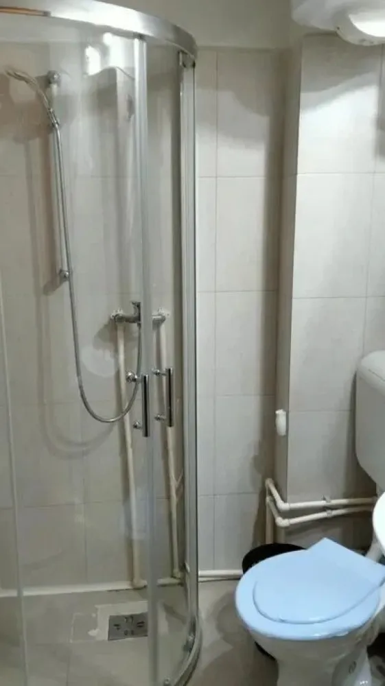 De inchiriat - garsoniera, Tiglina 1 - A-uri, langa Tribunal - Se ofera spre închiriere o garsonieră complet renovată și mobilată, situată în cartier Tiglina 1,, A-uri, etaj 4. Detalii apartament: Localizare: Tiglina 1, etaj 4 Stare: recent renovată, mobilată și utilată complet Încălzire: centralizată, cu costuri reduse iarna Apă caldă: menajeră prin boiler Bucătărie: aragaz cu butelie de gaz Se inchiriaza pentru termen lung Conditii financiare Chirie lunară: 300 euro Garantie: 300 euro Se percepe comision de intermediere la semnarea contractului Această garsonieră este ideală pentru o persoană sau un cuplu care caută confort într-o zonă liniștită, dar bine conectată la oraș. Pentru mai multe detalii sau programare vizionare, te rog să mă contactezi la numărul: 0746.252.252 (Liliana Ene) Oferta este intermediată prin agenția Mag Invest. }}