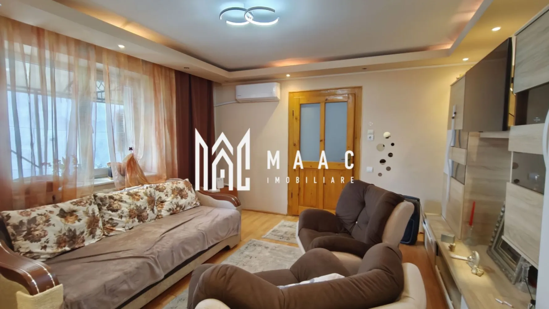 Casă 3 camere I Curte 814mp I Pivniță I Garaj I Axente Sever - MAAC Imobiliare oferă spre vânzare o casă individuală situată în comuna Axente Sever, amplasată pe un teren larg și ferită de agitația drumului național 14. Proprietatea se remarcă prin construcția solidă și spațiile bine organizate, fiind potrivită atât pentru locuire permanentă, cât și pentru extindere ulterioară. Imobilul este ridicat pe fundatie de piatră, beneficiind de o pivniță întinsă pe toată amprenta casei, împărțită în trei încăperi – una dintre ele amenajată ca a doua bucătărie. Tavanul boltit, realizat din sine metalice și cărămidă, conferă durabilitate și un aspect tradițional. Parterul înalt include: - hol de acces - living și dormitor - baie cu cadă și fereastră pentru aerisire - bucătărie închisă Din bucătărie pornește scara metalică ce duce către mansardă, unde se află un dormitor suplimentar (izolat corespunzător), un dressing și accesul către podul destinat depozitării. Casa a beneficiat de lucrări importante: - izolație exterioară cu polistiren de 10 cm - hidroizolație la fundație - acoperiș renovat, cu țiglă nouă - geamuri termopan - centrală termică Proprietatea este racordată la apă, gaz și electricitate, iar evacuarea este asigurată prin trei fose septice din role de beton, ce necesită igienizare o dată la doi ani. Se vinde mobilată și utilată, cu posibilitatea de ajustare în funcție de preferințele cumpărătorului. Curtea oferă acces auto către: - garaj de 40 mp - atelier - terasă acoperită de 30 mp, dotată cu iluminat și prize TV În continuarea curții se află o zonă verde pentru relaxare, urmată de grădina de 480 mp, cu deschidere generoasă și a doua poartă de acces la capătul proprietății – un avantaj real pentru cei care iau în calcul construirea unei noi locuințe. Proprietatea este liberă de sarcini, mansarda este intabulată, iar actele sunt în regulă. Se poate achiziționa atât din fonduri proprii, cât și prin credit bancar. Pentru detalii suplimentare și programarea unei vizionări, contactați MAAC Imobiliare și menționați ID CP2992876. }}