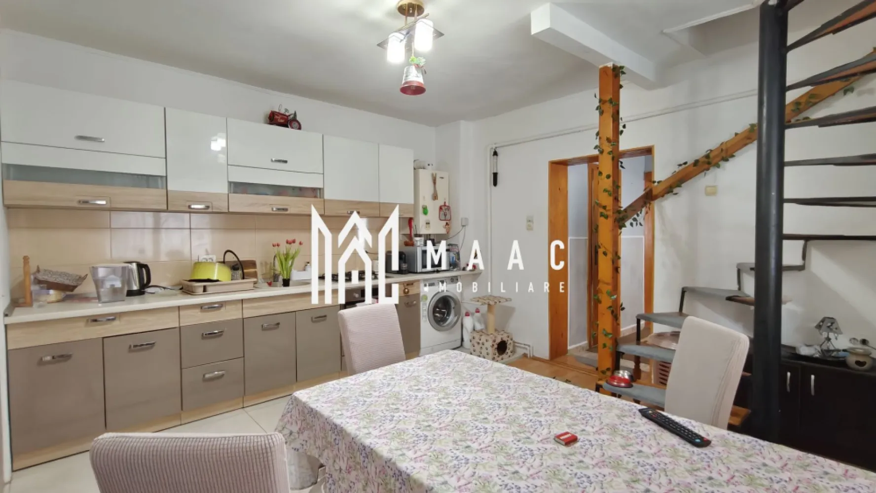 Casă 3 camere I Curte 814mp I Pivniță I Garaj I Axente Sever - MAAC Imobiliare oferă spre vânzare o casă individuală situată în comuna Axente Sever, amplasată pe un teren larg și ferită de agitația drumului național 14. Proprietatea se remarcă prin construcția solidă și spațiile bine organizate, fiind potrivită atât pentru locuire permanentă, cât și pentru extindere ulterioară. Imobilul este ridicat pe fundatie de piatră, beneficiind de o pivniță întinsă pe toată amprenta casei, împărțită în trei încăperi – una dintre ele amenajată ca a doua bucătărie. Tavanul boltit, realizat din sine metalice și cărămidă, conferă durabilitate și un aspect tradițional. Parterul înalt include: - hol de acces - living și dormitor - baie cu cadă și fereastră pentru aerisire - bucătărie închisă Din bucătărie pornește scara metalică ce duce către mansardă, unde se află un dormitor suplimentar (izolat corespunzător), un dressing și accesul către podul destinat depozitării. Casa a beneficiat de lucrări importante: - izolație exterioară cu polistiren de 10 cm - hidroizolație la fundație - acoperiș renovat, cu țiglă nouă - geamuri termopan - centrală termică Proprietatea este racordată la apă, gaz și electricitate, iar evacuarea este asigurată prin trei fose septice din role de beton, ce necesită igienizare o dată la doi ani. Se vinde mobilată și utilată, cu posibilitatea de ajustare în funcție de preferințele cumpărătorului. Curtea oferă acces auto către: - garaj de 40 mp - atelier - terasă acoperită de 30 mp, dotată cu iluminat și prize TV În continuarea curții se află o zonă verde pentru relaxare, urmată de grădina de 480 mp, cu deschidere generoasă și a doua poartă de acces la capătul proprietății – un avantaj real pentru cei care iau în calcul construirea unei noi locuințe. Proprietatea este liberă de sarcini, mansarda este intabulată, iar actele sunt în regulă. Se poate achiziționa atât din fonduri proprii, cât și prin credit bancar. Pentru detalii suplimentare și programarea unei vizionări, contactați MAAC Imobiliare și menționați ID CP2992876. }}