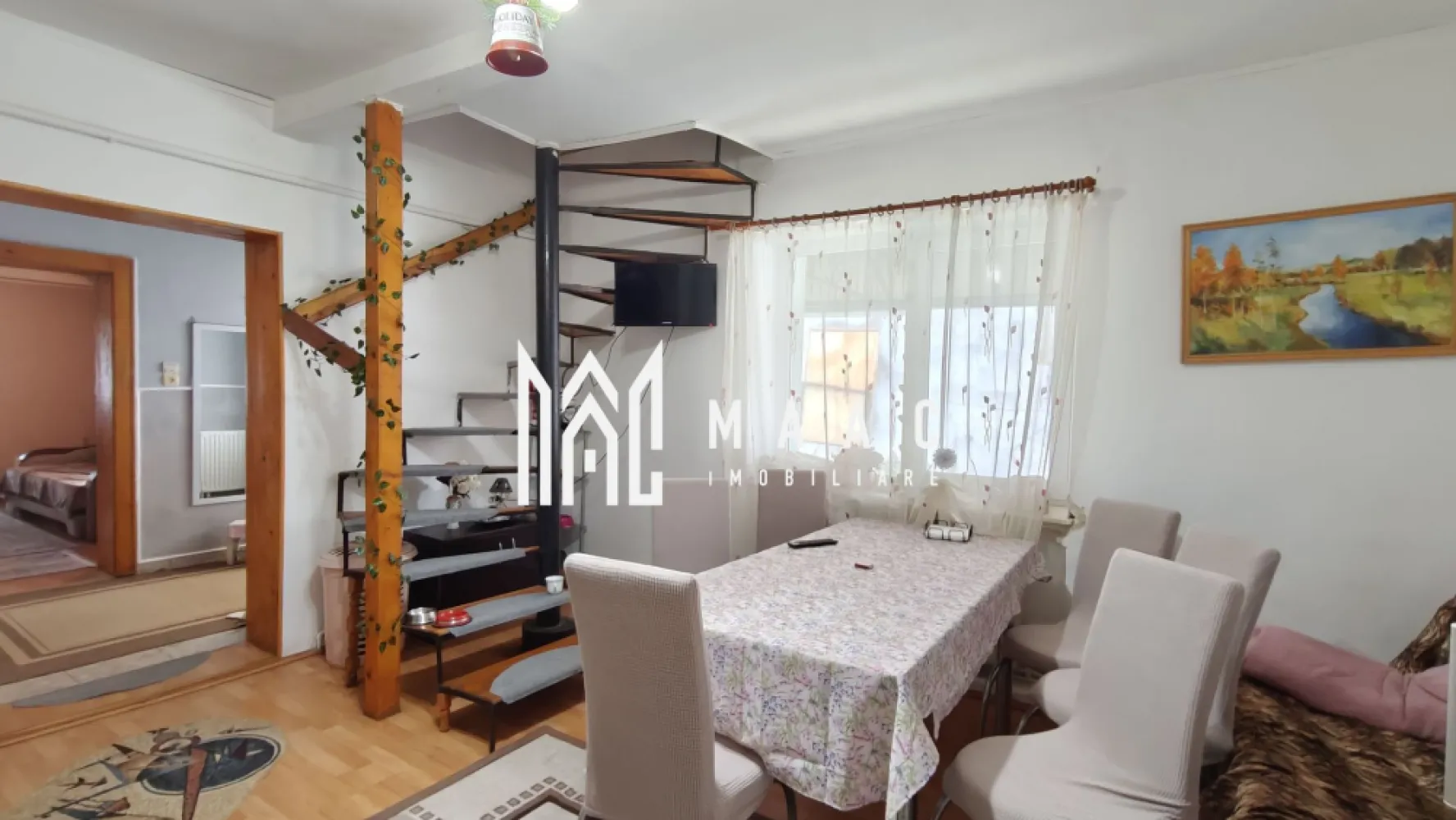 Casă 3 camere I Curte 814mp I Pivniță I Garaj I Axente Sever - MAAC Imobiliare oferă spre vânzare o casă individuală situată în comuna Axente Sever, amplasată pe un teren larg și ferită de agitația drumului național 14. Proprietatea se remarcă prin construcția solidă și spațiile bine organizate, fiind potrivită atât pentru locuire permanentă, cât și pentru extindere ulterioară. Imobilul este ridicat pe fundatie de piatră, beneficiind de o pivniță întinsă pe toată amprenta casei, împărțită în trei încăperi – una dintre ele amenajată ca a doua bucătărie. Tavanul boltit, realizat din sine metalice și cărămidă, conferă durabilitate și un aspect tradițional. Parterul înalt include: - hol de acces - living și dormitor - baie cu cadă și fereastră pentru aerisire - bucătărie închisă Din bucătărie pornește scara metalică ce duce către mansardă, unde se află un dormitor suplimentar (izolat corespunzător), un dressing și accesul către podul destinat depozitării. Casa a beneficiat de lucrări importante: - izolație exterioară cu polistiren de 10 cm - hidroizolație la fundație - acoperiș renovat, cu țiglă nouă - geamuri termopan - centrală termică Proprietatea este racordată la apă, gaz și electricitate, iar evacuarea este asigurată prin trei fose septice din role de beton, ce necesită igienizare o dată la doi ani. Se vinde mobilată și utilată, cu posibilitatea de ajustare în funcție de preferințele cumpărătorului. Curtea oferă acces auto către: - garaj de 40 mp - atelier - terasă acoperită de 30 mp, dotată cu iluminat și prize TV În continuarea curții se află o zonă verde pentru relaxare, urmată de grădina de 480 mp, cu deschidere generoasă și a doua poartă de acces la capătul proprietății – un avantaj real pentru cei care iau în calcul construirea unei noi locuințe. Proprietatea este liberă de sarcini, mansarda este intabulată, iar actele sunt în regulă. Se poate achiziționa atât din fonduri proprii, cât și prin credit bancar. Pentru detalii suplimentare și programarea unei vizionări, contactați MAAC Imobiliare și menționați ID CP2992876. }}