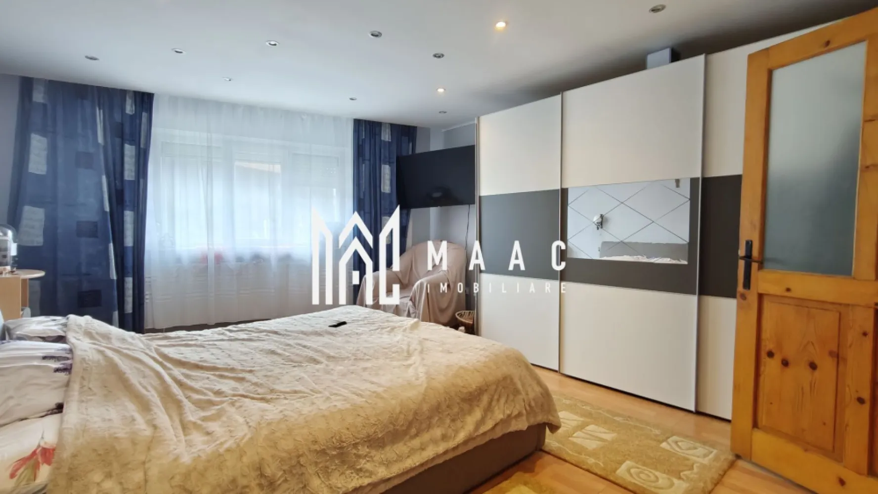 Casă 3 camere I Curte 814mp I Pivniță I Garaj I Axente Sever - MAAC Imobiliare oferă spre vânzare o casă individuală situată în comuna Axente Sever, amplasată pe un teren larg și ferită de agitația drumului național 14. Proprietatea se remarcă prin construcția solidă și spațiile bine organizate, fiind potrivită atât pentru locuire permanentă, cât și pentru extindere ulterioară. Imobilul este ridicat pe fundatie de piatră, beneficiind de o pivniță întinsă pe toată amprenta casei, împărțită în trei încăperi – una dintre ele amenajată ca a doua bucătărie. Tavanul boltit, realizat din sine metalice și cărămidă, conferă durabilitate și un aspect tradițional. Parterul înalt include: - hol de acces - living și dormitor - baie cu cadă și fereastră pentru aerisire - bucătărie închisă Din bucătărie pornește scara metalică ce duce către mansardă, unde se află un dormitor suplimentar (izolat corespunzător), un dressing și accesul către podul destinat depozitării. Casa a beneficiat de lucrări importante: - izolație exterioară cu polistiren de 10 cm - hidroizolație la fundație - acoperiș renovat, cu țiglă nouă - geamuri termopan - centrală termică Proprietatea este racordată la apă, gaz și electricitate, iar evacuarea este asigurată prin trei fose septice din role de beton, ce necesită igienizare o dată la doi ani. Se vinde mobilată și utilată, cu posibilitatea de ajustare în funcție de preferințele cumpărătorului. Curtea oferă acces auto către: - garaj de 40 mp - atelier - terasă acoperită de 30 mp, dotată cu iluminat și prize TV În continuarea curții se află o zonă verde pentru relaxare, urmată de grădina de 480 mp, cu deschidere generoasă și a doua poartă de acces la capătul proprietății – un avantaj real pentru cei care iau în calcul construirea unei noi locuințe. Proprietatea este liberă de sarcini, mansarda este intabulată, iar actele sunt în regulă. Se poate achiziționa atât din fonduri proprii, cât și prin credit bancar. Pentru detalii suplimentare și programarea unei vizionări, contactați MAAC Imobiliare și menționați ID CP2992876. }}