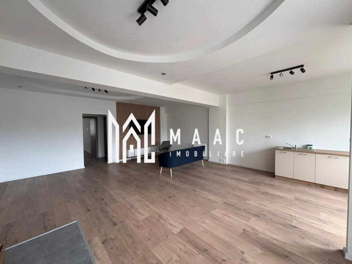 Apartament 3 camere I Lift Etaj 1 I Balcon I Oituz | Parcare - MAAC Imobiliare ofera spre inchiriere apartament de 3 camere, renovat, complet mobilat si utilat, in zona Hipodrom II. Locuinta decomandata are suprafata utila de 95mp, se afla la etajul 1/4, si este alcatuita din living spatios cu zona de dining, 2 dormitoare, bucatarie inchisa cu toate facilitatile, baie moderna cu geam, baie de serviciu cu masina de spalat rufe, debara, hol si balcon. Aferent - loc de parcare propriu suprateran. Amplasamentul imobilului este unul avantajos, aflandu-se intr-o zona linistita, la 15-20 minute de mers pe jos de centru. Se percepe o chirie in avans si garantie in cuantumul unei chirii lunare. Disponibilitate imediata. Se inchiriaza de pe persoana juridica, la pretul de listare se va adauga TVA. Pentru persoanele fizice se pooate face o oferta cu TVA inclus. Pentru mai multe detalii, va rugam specificati telefonic: CP2993666 }}