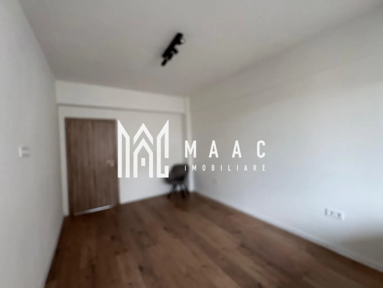 Apartament 3 camere I Lift Etaj 1 I Balcon I Oituz | Parcare - MAAC Imobiliare ofera spre inchiriere apartament de 3 camere, renovat, complet mobilat si utilat, in zona Hipodrom II. Locuinta decomandata are suprafata utila de 95mp, se afla la etajul 1/4, si este alcatuita din living spatios cu zona de dining, 2 dormitoare, bucatarie inchisa cu toate facilitatile, baie moderna cu geam, baie de serviciu cu masina de spalat rufe, debara, hol si balcon. Aferent - loc de parcare propriu suprateran. Amplasamentul imobilului este unul avantajos, aflandu-se intr-o zona linistita, la 15-20 minute de mers pe jos de centru. Se percepe o chirie in avans si garantie in cuantumul unei chirii lunare. Disponibilitate imediata. Se inchiriaza de pe persoana juridica, la pretul de listare se va adauga TVA. Pentru persoanele fizice se pooate face o oferta cu TVA inclus. Pentru mai multe detalii, va rugam specificati telefonic: CP2993666 }}