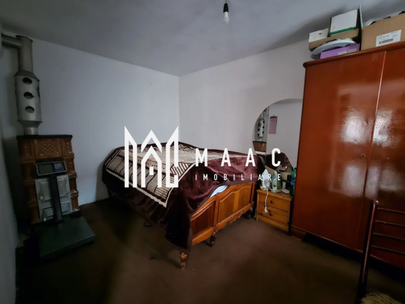 Casa Individuala | 2 Corpuri | 4 Camere | 100 MPU | Saliste - MAAC Imobiliare vă propune spre vânzare o proprietate formată din două corpuri de clădire, cu o suprafață utilă totală de 85 mp si un teren de 364mp, situată în imediata apropiere a centrului orașului Săliște, ideală pentru cei care caută un imobil versatil, bine poziționat și ușor accesibil. Acoperisul unui corp de cladire a fost schimbat in urma cu 3 ani. Locuința este compartimentată funcțional și cuprinde: -4 camere -1 bucătărie -1 baie -1 camara Cele două corpuri de clădire sunt separate printr-o poartă de trecere, oferind intimitate și posibilitatea utilizării independente, fiind potrivite pentru locuire multifamilială sau pentru combinarea spațiului rezidențial cu alte activități. Sistemul de încălzire este diferențiat: -un corp este încălzit cu gaz -celălalt corp dispune de încălzire cu centrala pe lemne și pivniță, ideală pentru depozitare și spațiu tehnic Accesul la proprietate se face direct din stradă, asigurând confort și ușurință în utilizarea zilnică. Amplasarea aproape de centrul orașului Săliște oferă acces rapid la facilități locale, magazine și instituții, ceea ce transformă această proprietate într-o opțiune potrivită atât pentru locuință, cât și pentru investiție. Pentru mai multe detalii sau pentru programarea unei vizionări vă rugăm să menționați la telefon numărul CP2833580. }}